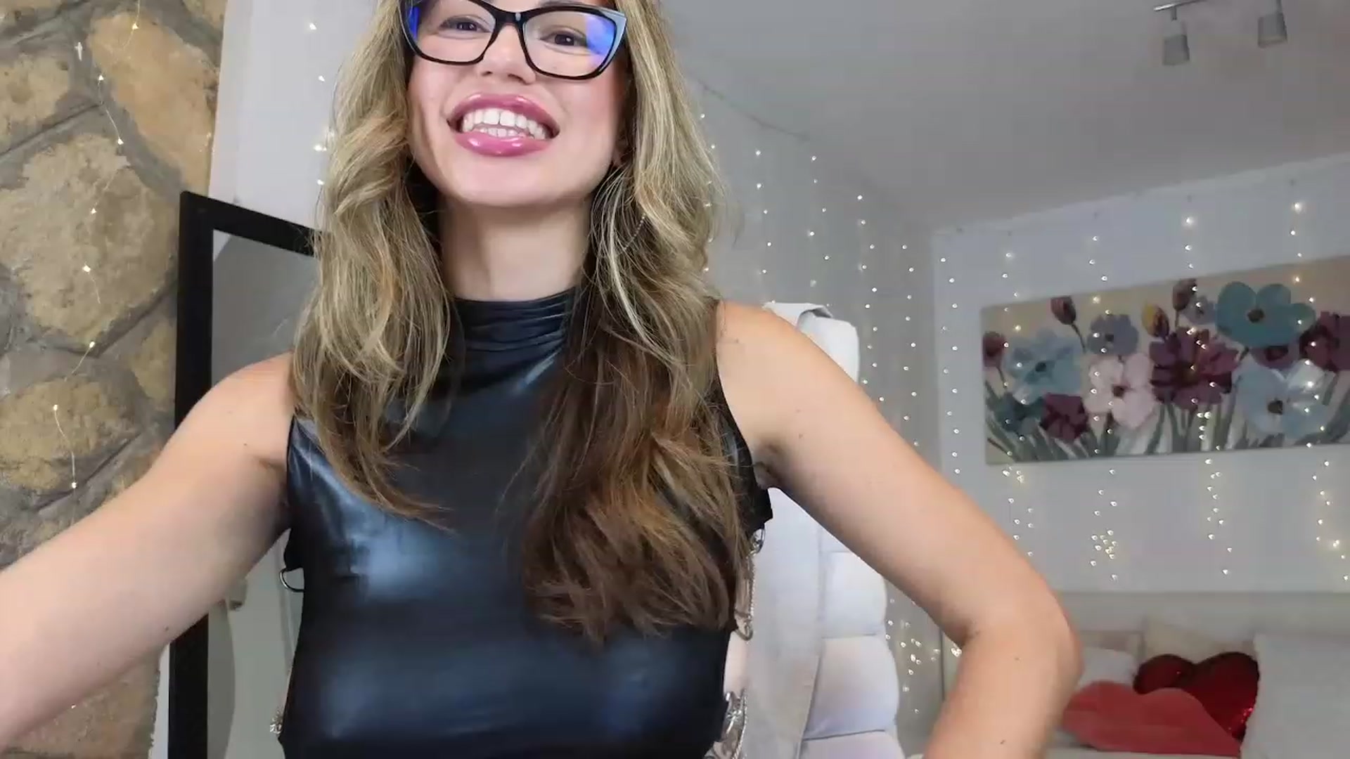 Gallery image thumbnail from AnnasCloset's myfreecams stream on, 08/25/2023, 24:11 image 20 of 20