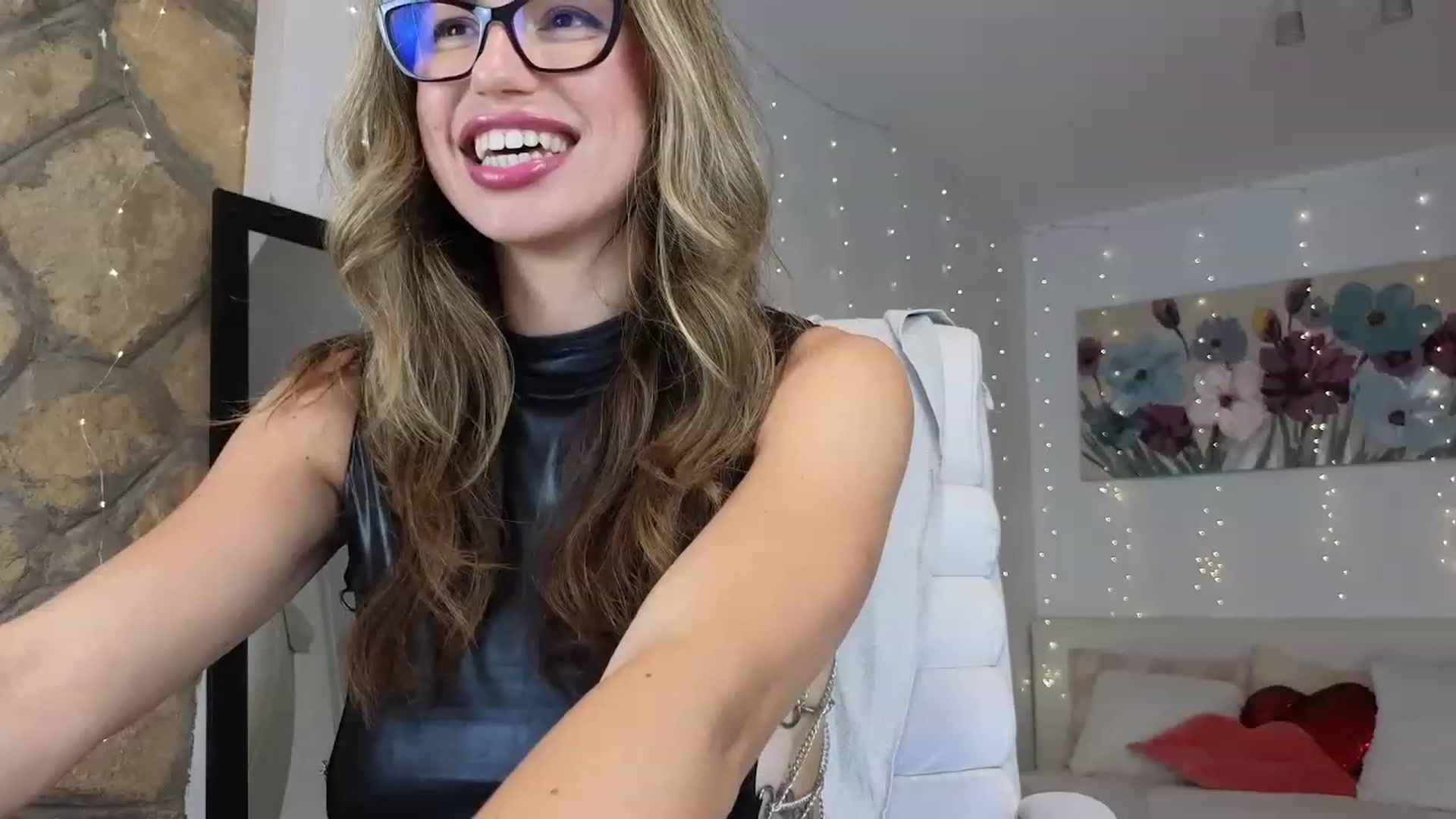 Gallery image thumbnail from AnnasCloset's myfreecams stream on, 08/25/2023, 24:11 image 19 of 20