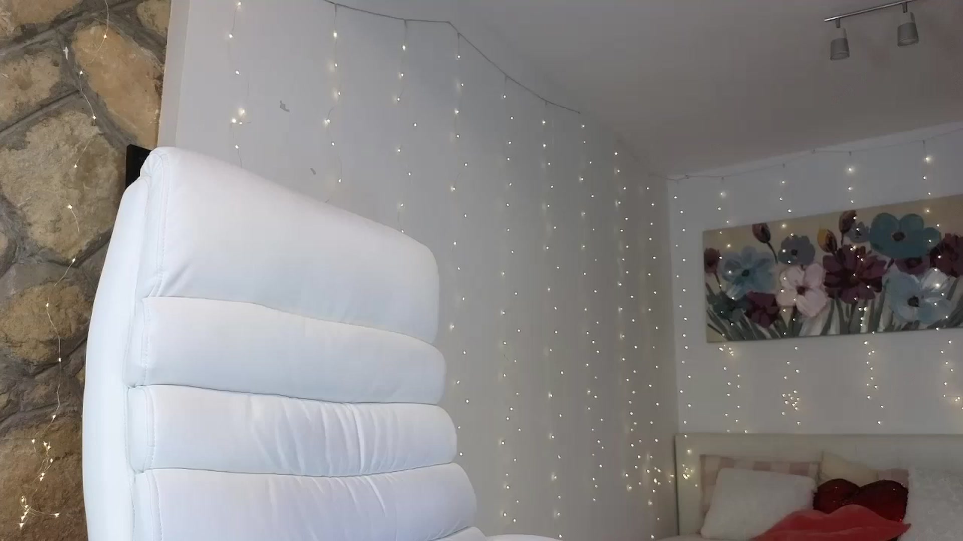 Gallery image thumbnail from AnnasCloset's myfreecams stream on, 08/30/2023, 23:21 image 17 of 20