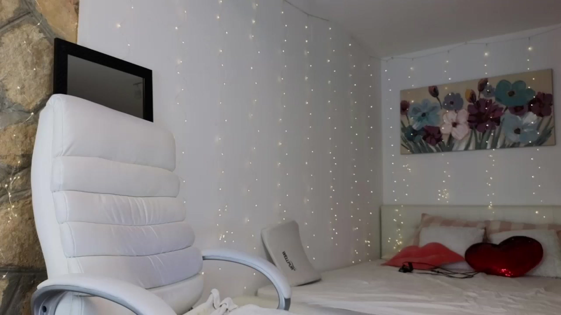 Gallery image thumbnail from AnnasCloset's myfreecams stream on, 11/22/2023, 01:10 image 17 of 20