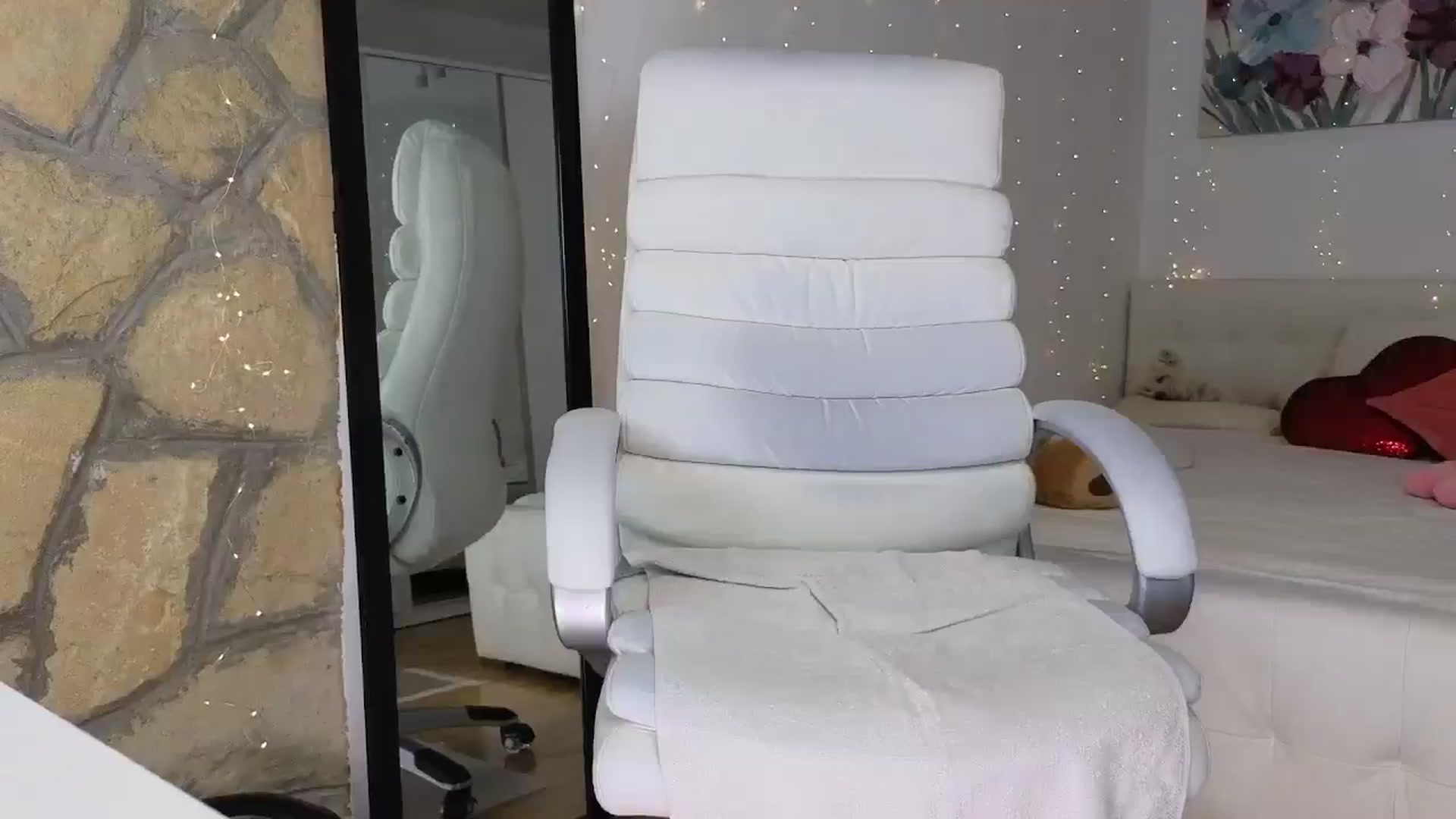 Gallery image thumbnail from AnnasCloset's myfreecams stream on, 05/08/2024, 01:45 image 15 of 20