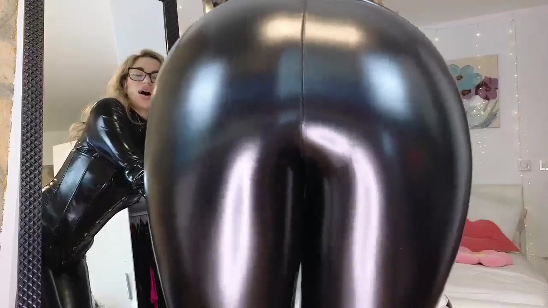 Gallery image thumbnail from AnnasCloset's myfreecams stream on, 05/08/2024, 01:45 image 20 of 20