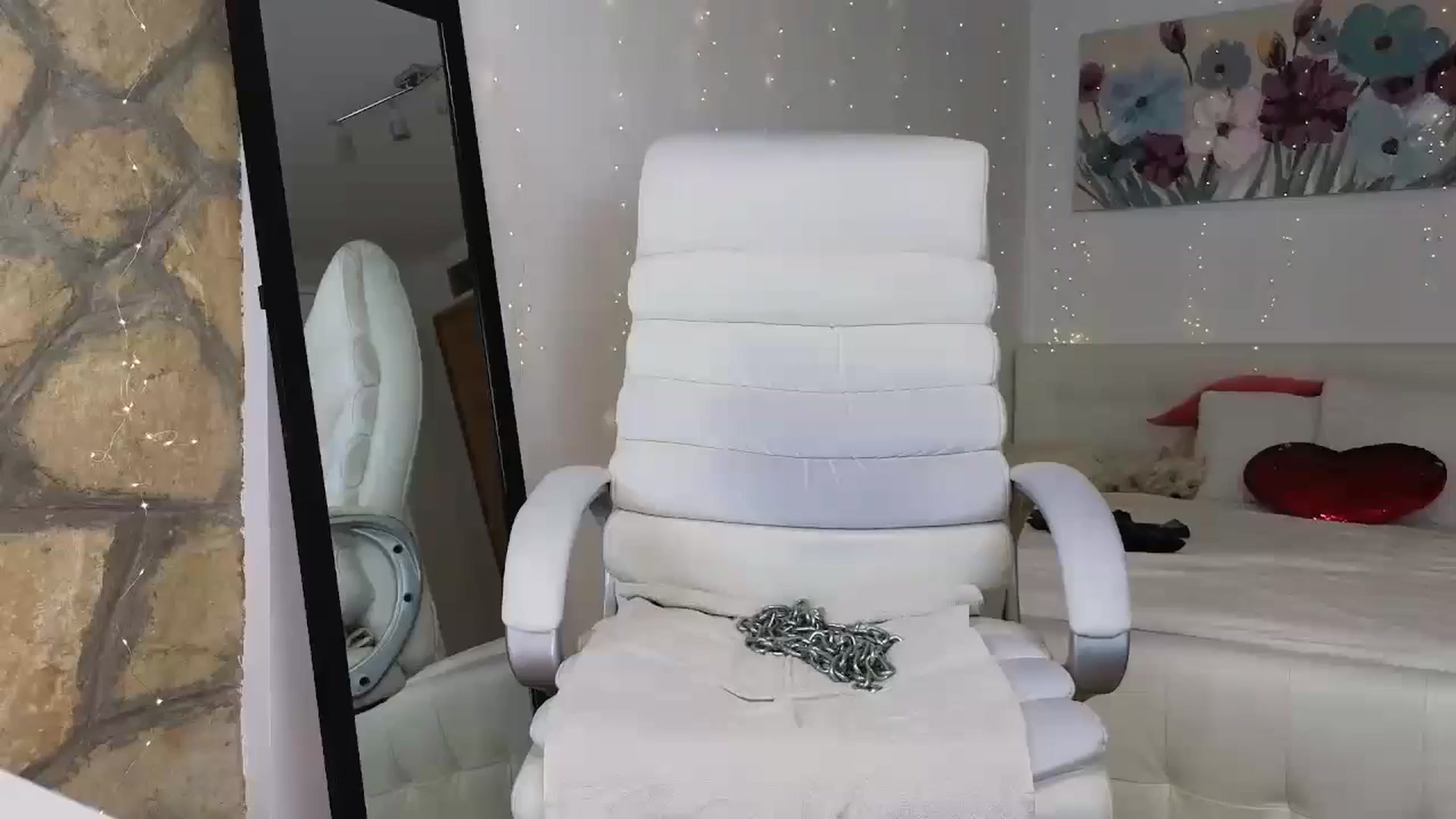 Gallery image thumbnail from AnnasCloset's myfreecams stream on, 05/30/2024, 01:01 image 19 of 20