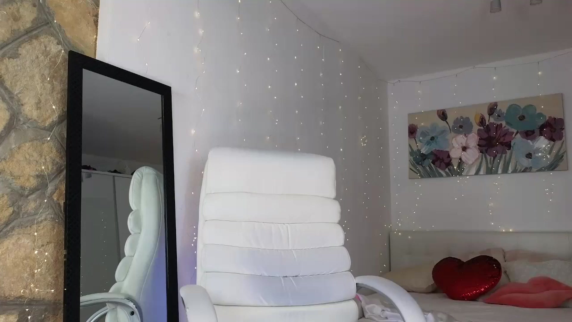 Gallery image thumbnail from AnnasCloset's myfreecams stream on, 10/09/2024, 03:41 image 17 of 20