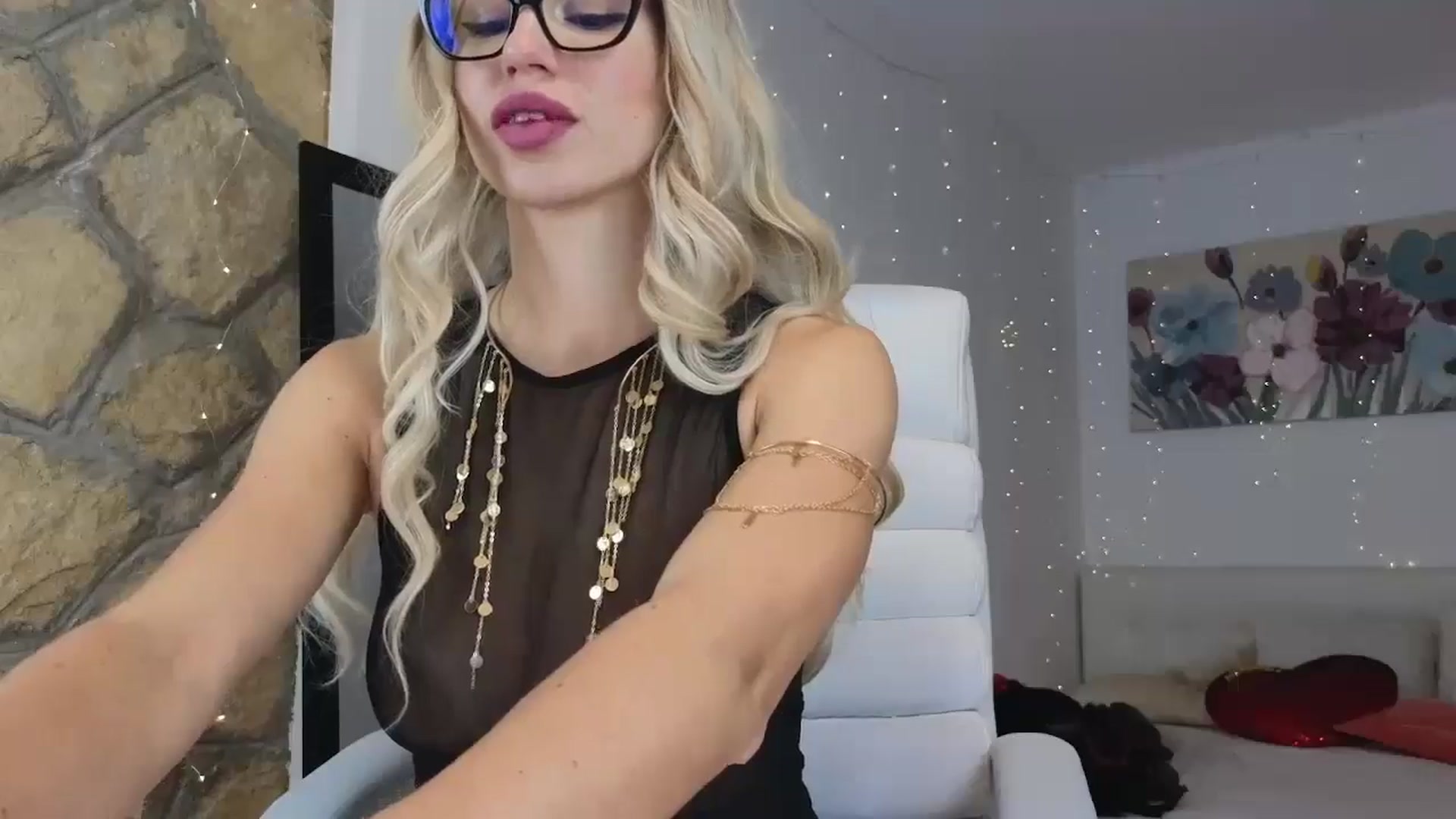 Gallery image thumbnail from AnnasCloset's myfreecams stream on, 10/22/2024, 02:39 image 4 of 20