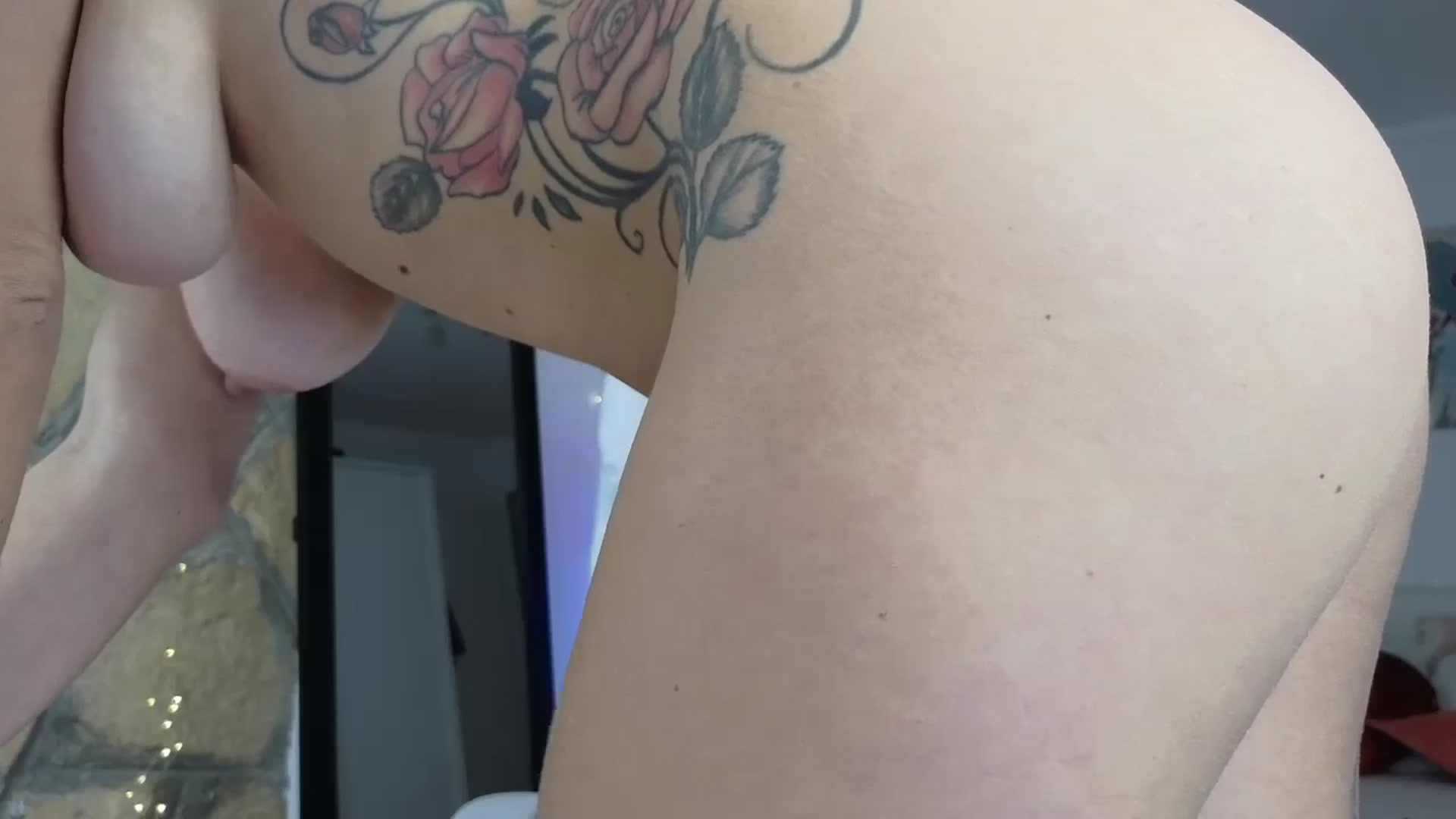 Gallery image thumbnail from AnnasCloset's myfreecams stream on, 12/24/2024, 07:39 image 14 of 20