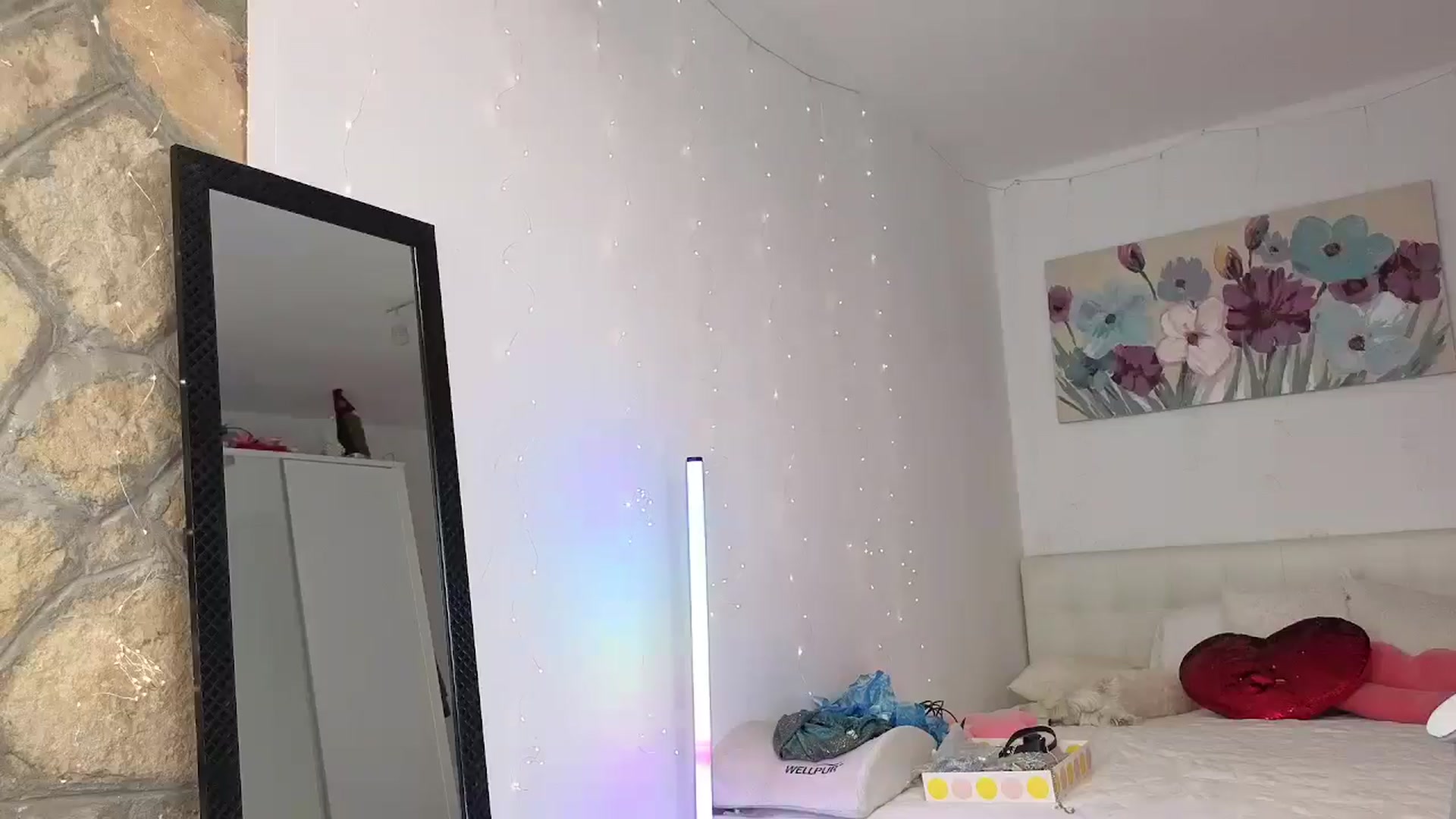 Gallery image thumbnail from AnnasCloset's myfreecams stream on, 04/20/2025, 24:30 image 18 of 20