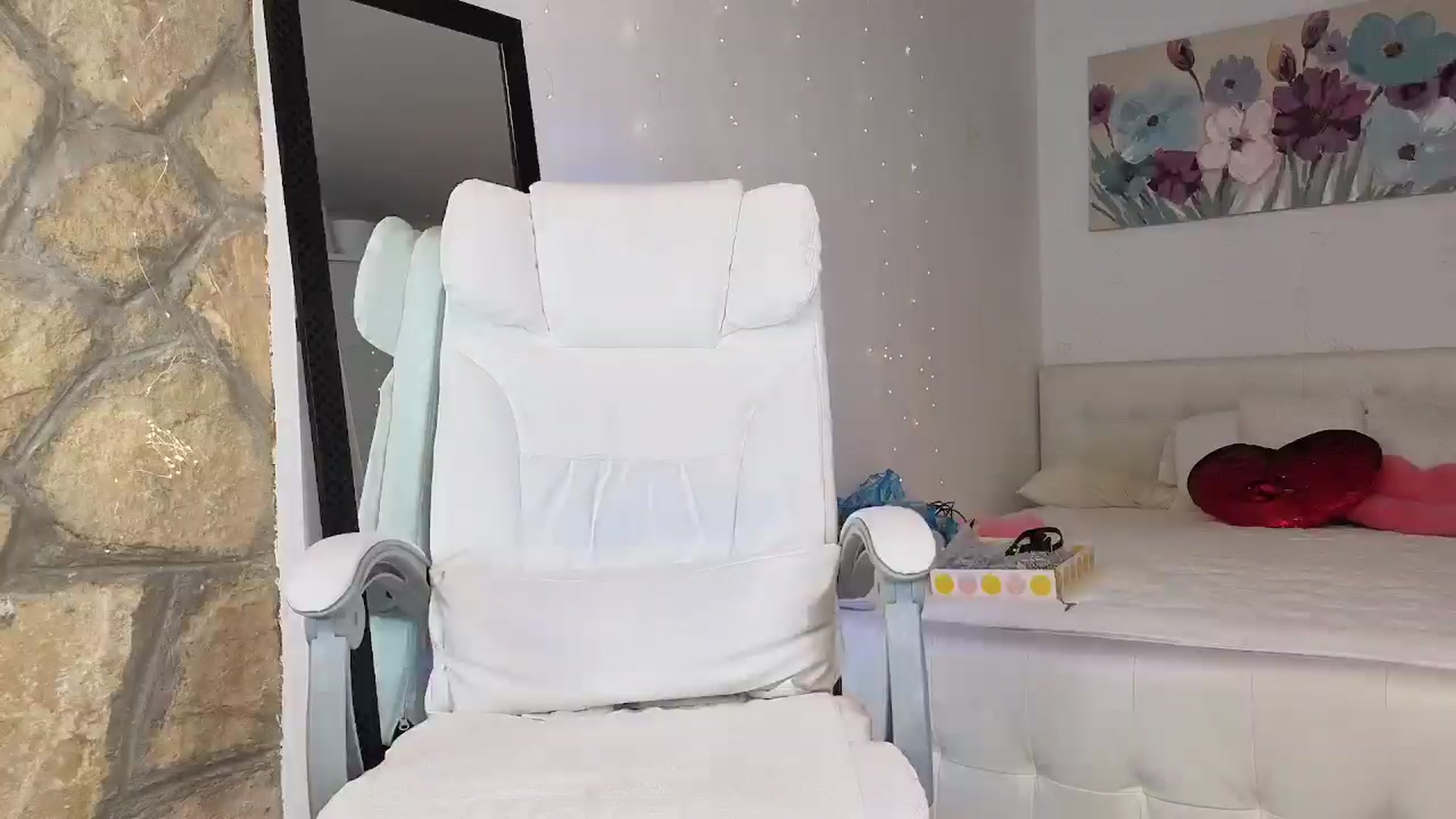 Gallery image thumbnail from AnnasCloset's myfreecams stream on, 04/20/2025, 24:30 image 6 of 20