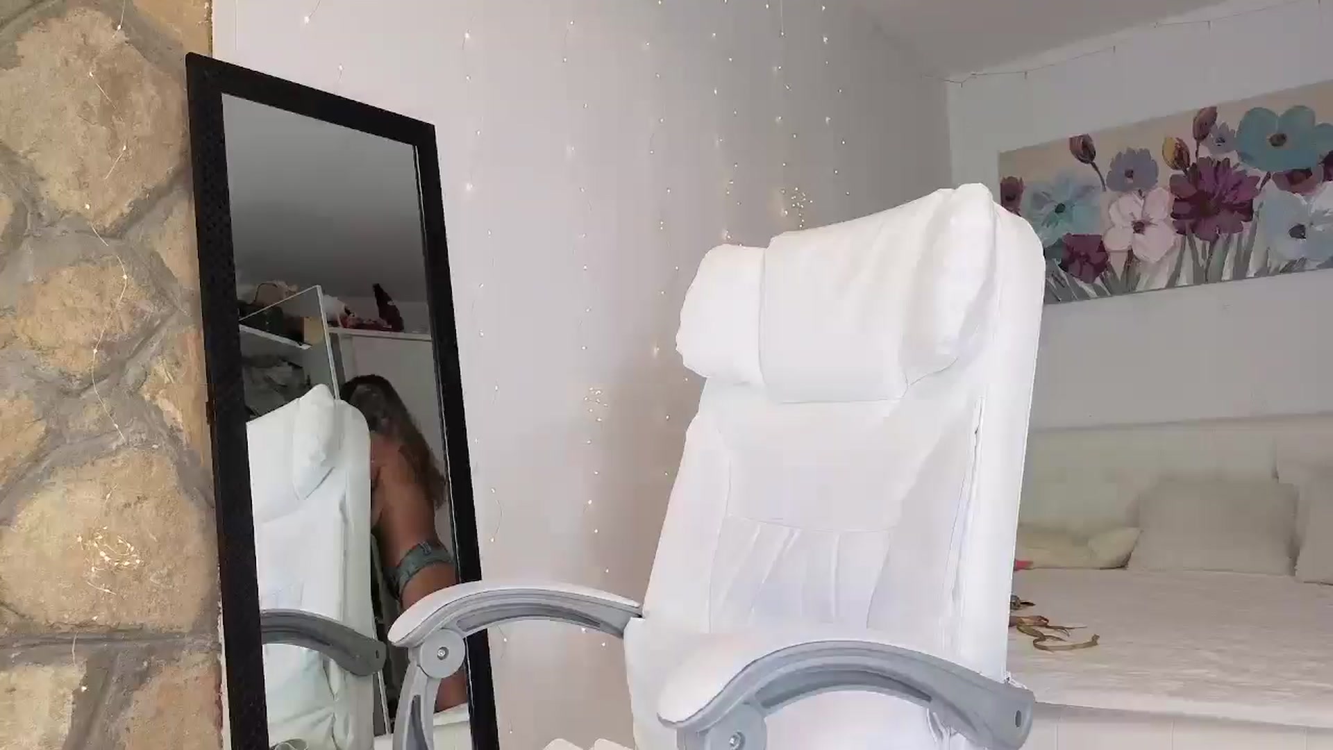 Gallery image thumbnail from AnnasCloset's myfreecams stream on, 09/08/2025, 01:35 image 6 of 20