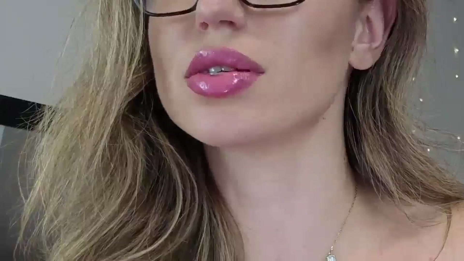 Gallery image thumbnail from AnnasCloset's myfreecams stream on, 12/23/2025, 02:25 image 12 of 20