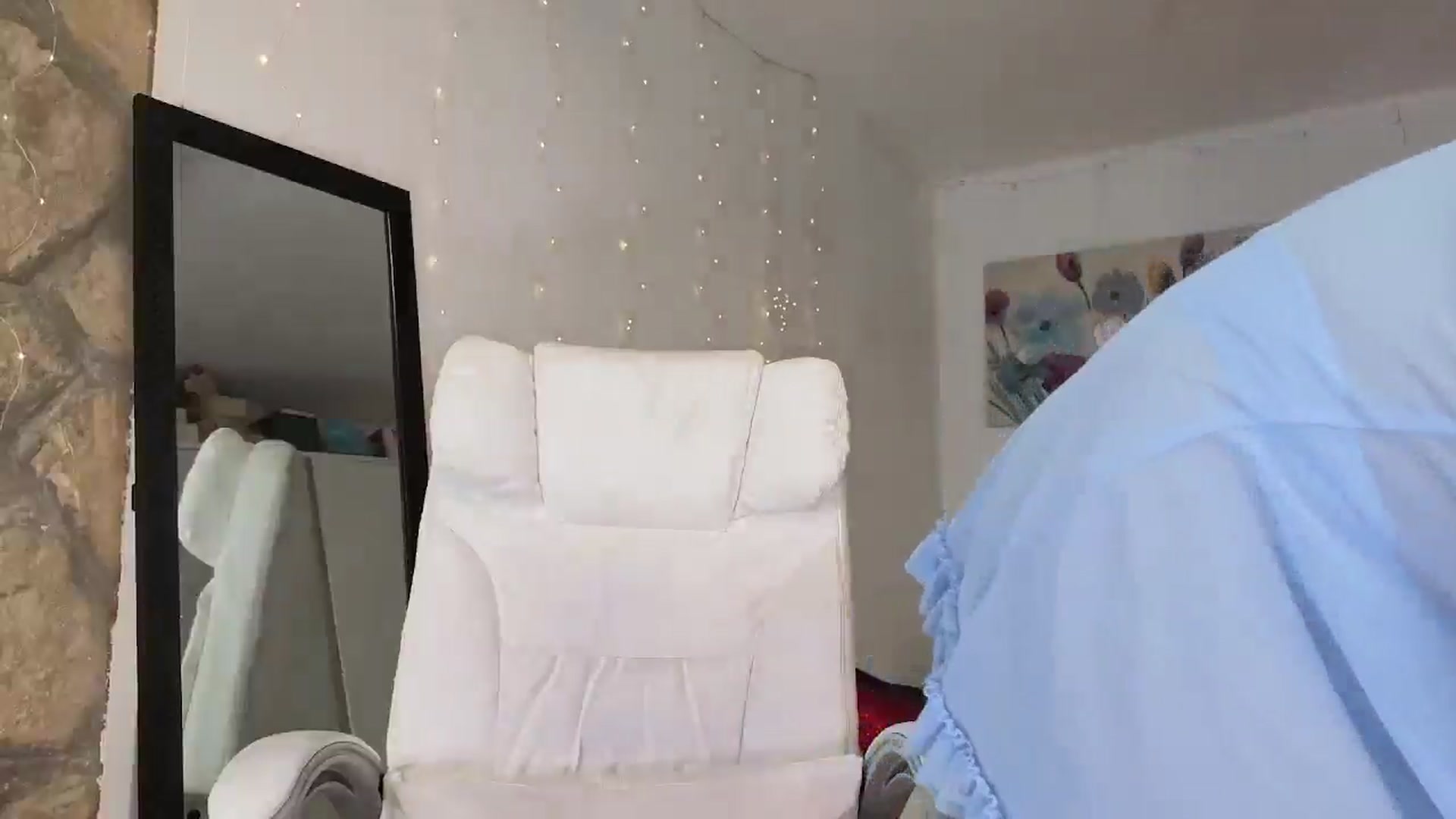Gallery image thumbnail from AnnasCloset's myfreecams stream on, 12/24/2025, 24:28 image 2 of 20