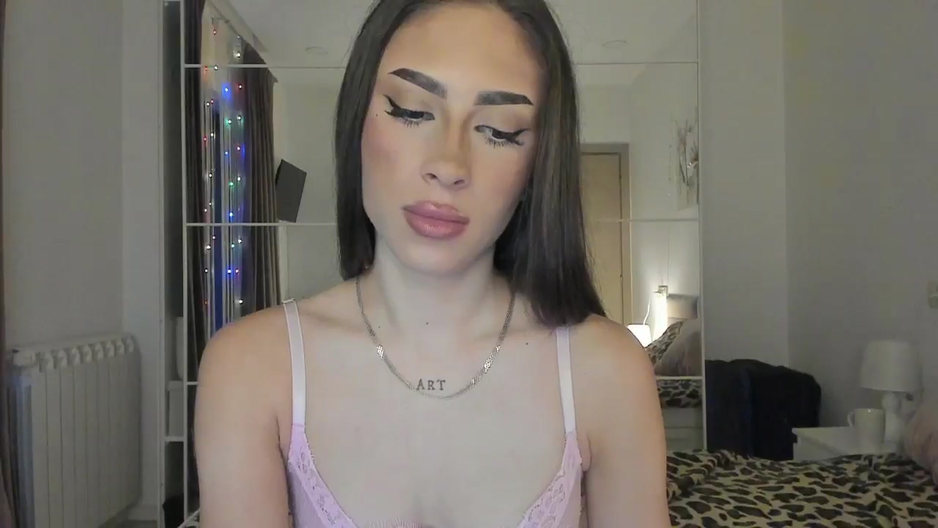 Gallery image thumbnail from AnnaxLuv's myfreecams stream on, 02/02/2025, 22:20 image 10 of 20
