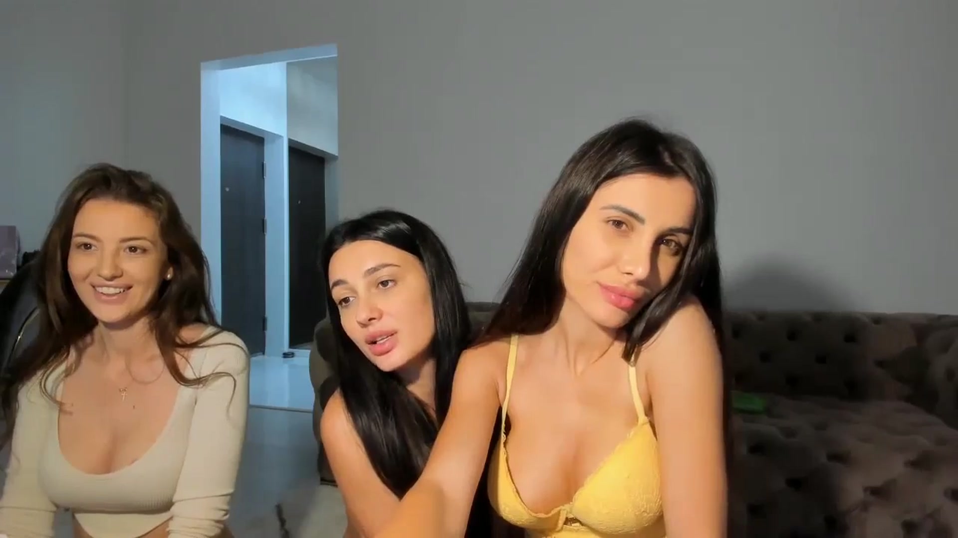 Gallery image thumbnail from Anne_Marieee's myfreecams stream on, 01/26/2025, 15:33 image 13 of 20