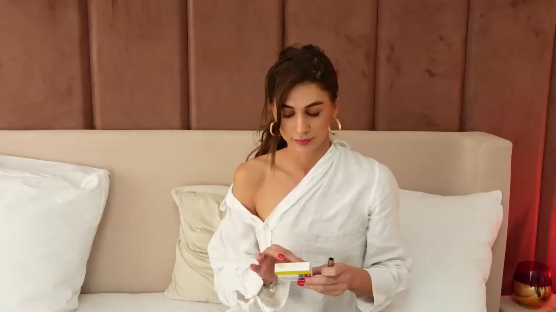 Gallery image thumbnail from AnnebelleRose's myfreecams stream on, 05/15/2023, 07:34 image 10 of 20