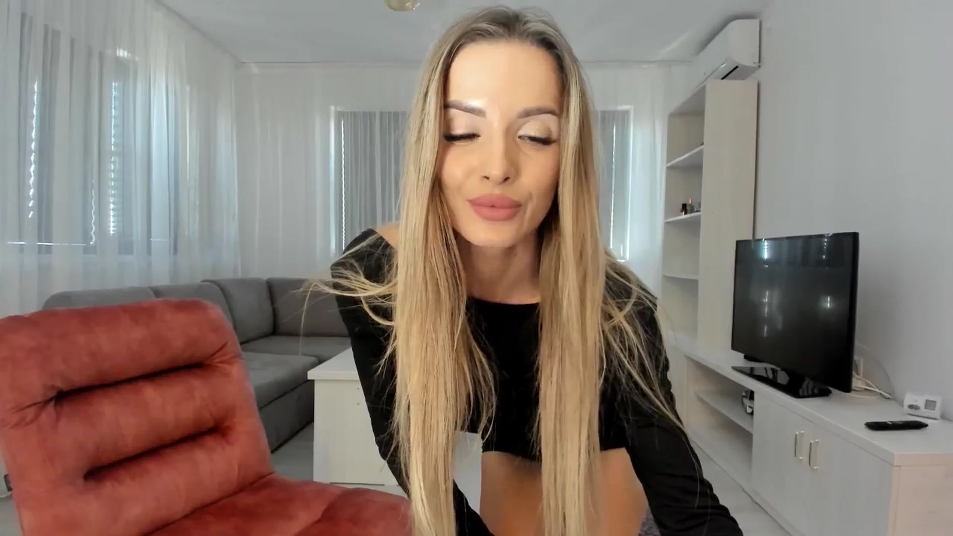Gallery image thumbnail from Anneexx's myfreecams stream on, 05/20/2025, 13:46 image 4 of 20