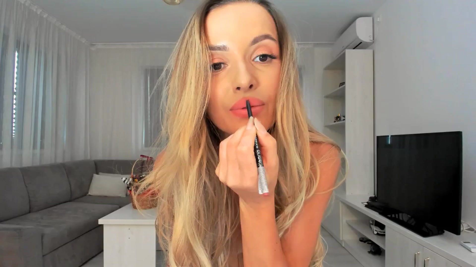 Gallery image thumbnail from Anneexx's myfreecams stream on, 01/04/2026, 13:47 image 9 of 20