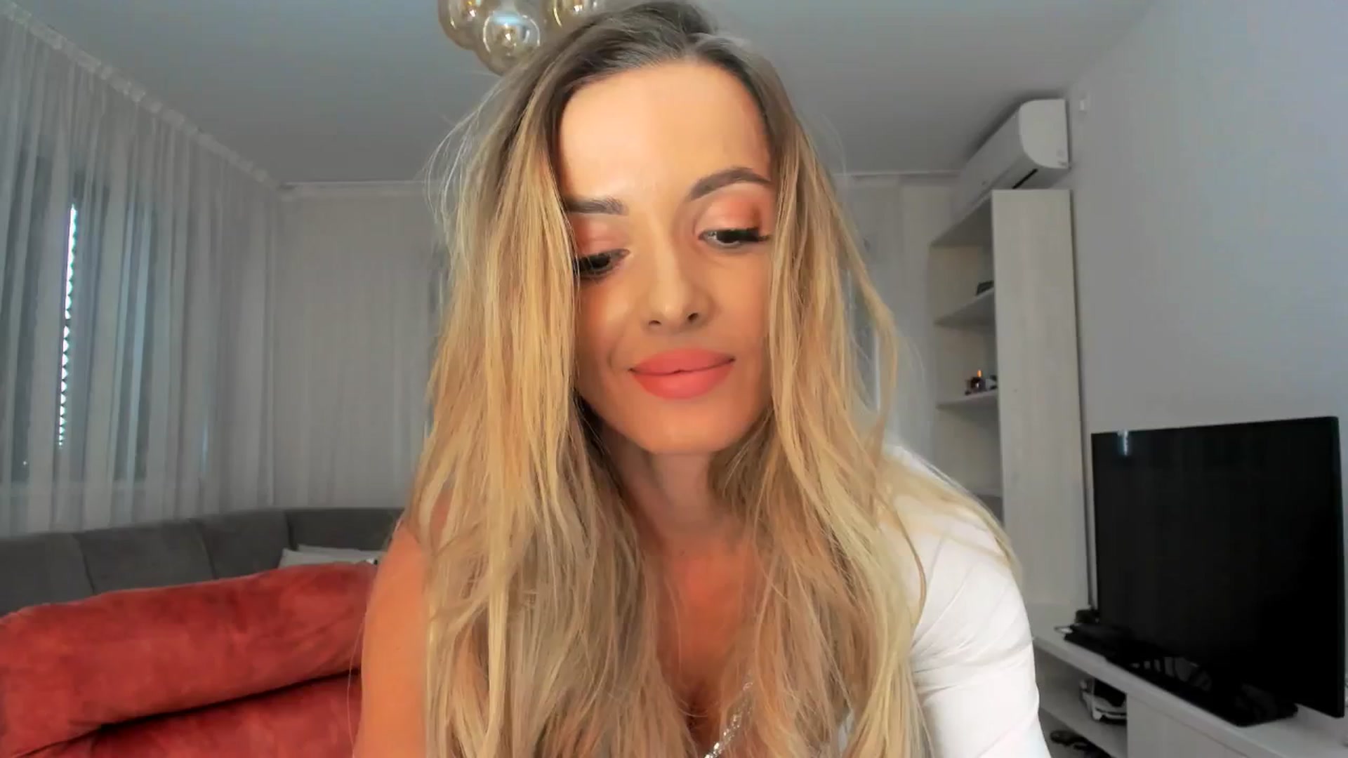 Gallery image thumbnail from Anneexx's myfreecams stream on, 01/04/2026, 13:47 image 1 of 20