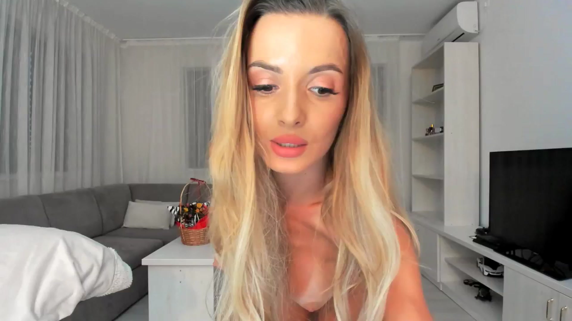 Gallery image thumbnail from Anneexx's myfreecams stream on, 01/04/2026, 15:00 image 10 of 20