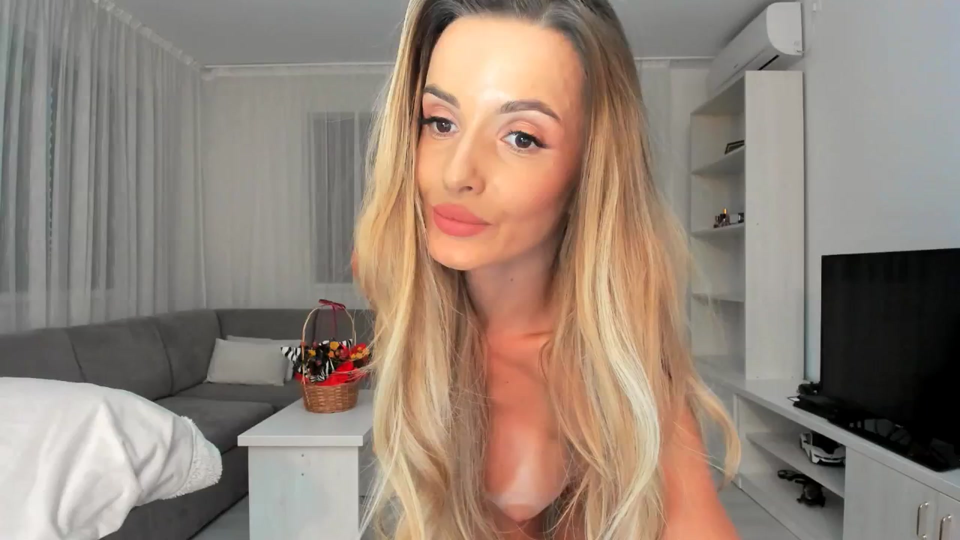 Gallery image thumbnail from Anneexx's myfreecams stream on, 01/04/2026, 15:00 image 9 of 20