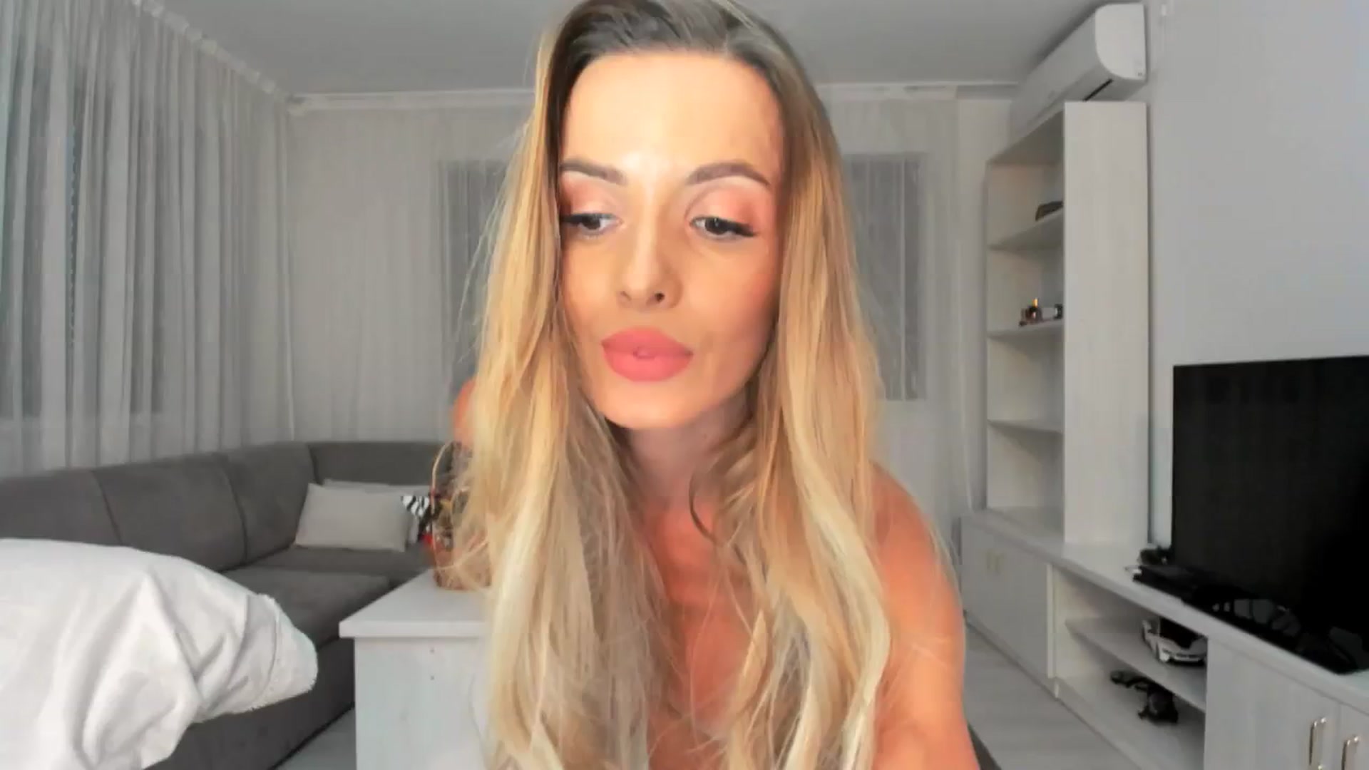 Gallery image thumbnail from Anneexx's myfreecams stream on, 01/04/2026, 15:00 image 12 of 20