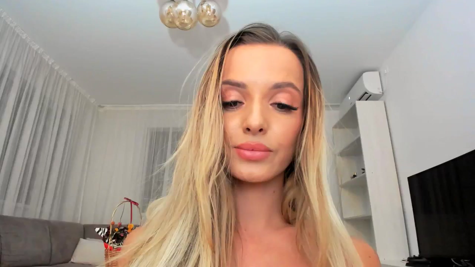 Gallery image thumbnail from Anneexx's myfreecams stream on, 01/05/2026, 17:11 image 19 of 20