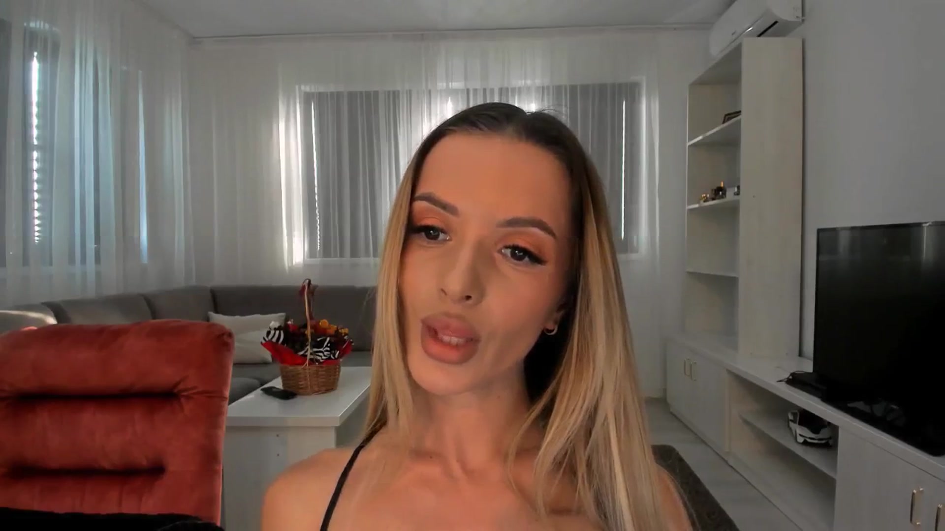 Gallery image thumbnail from Anneexx's myfreecams stream on, 01/18/2026, 09:11 image 17 of 20