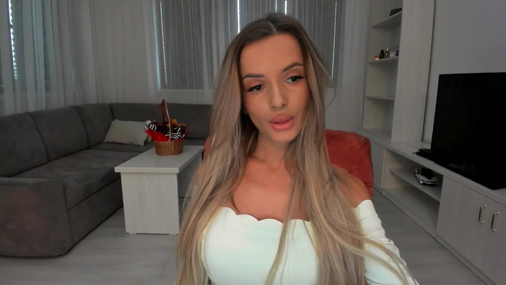 Gallery image thumbnail from Anneexx's myfreecams stream on, 01/22/2026, 09:38 image 1 of 20