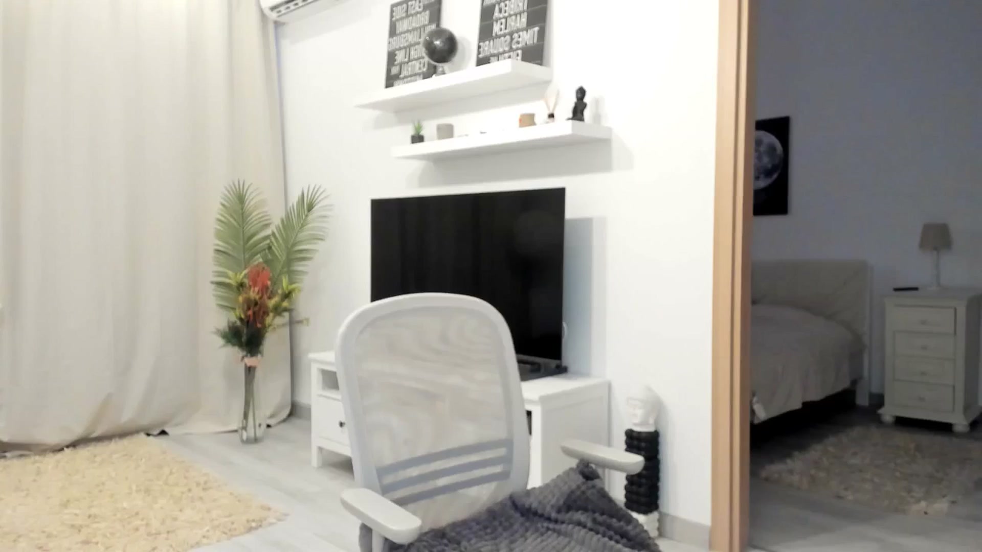 Gallery image thumbnail from Anneexx's myfreecams stream on, 02/16/2026, 15:18 image 16 of 20