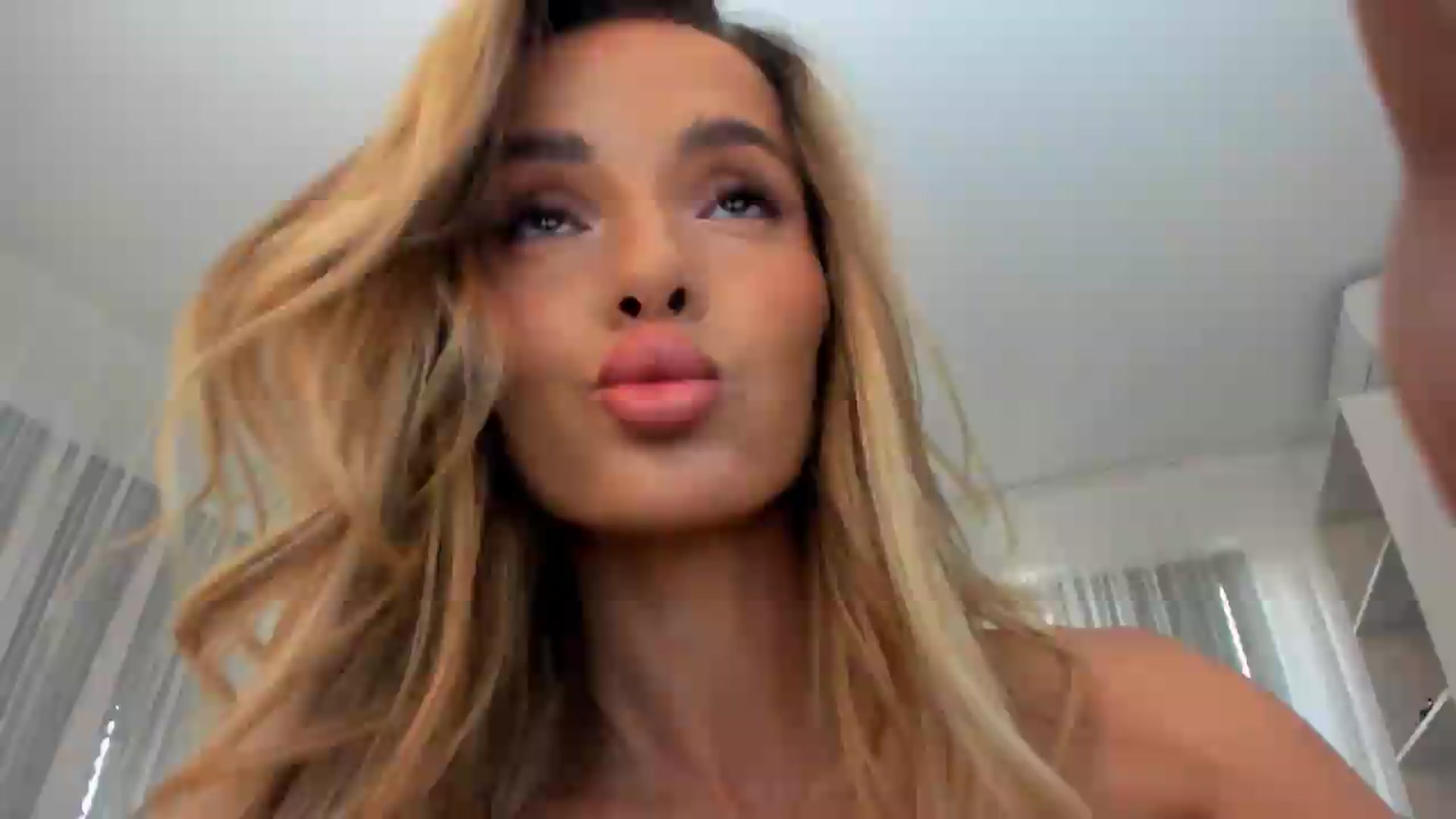 Gallery image thumbnail from Anneexx's myfreecams stream on, 06/15/2026, 13:20 image 10 of 20
