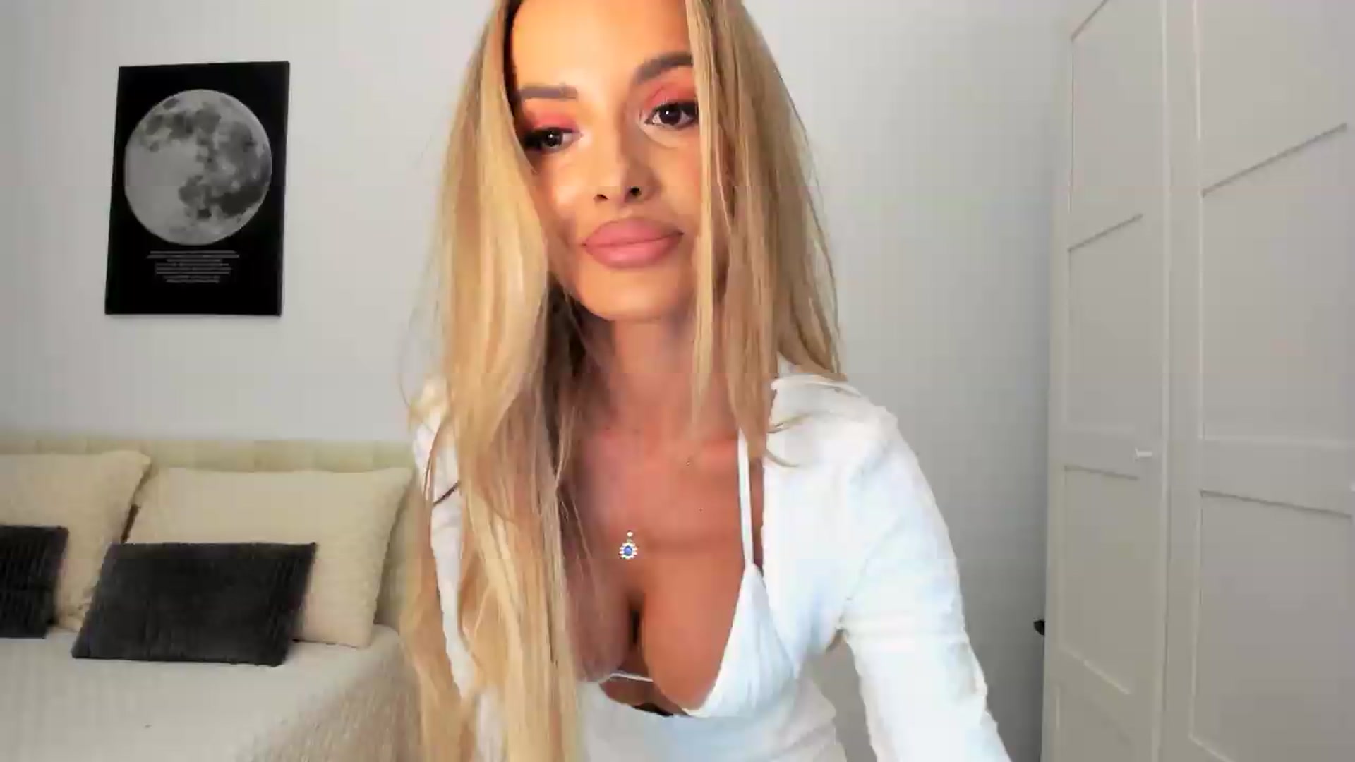 Gallery image thumbnail from Anneexx's myfreecams stream on, 08/10/2026, 08:44 image 1 of 20