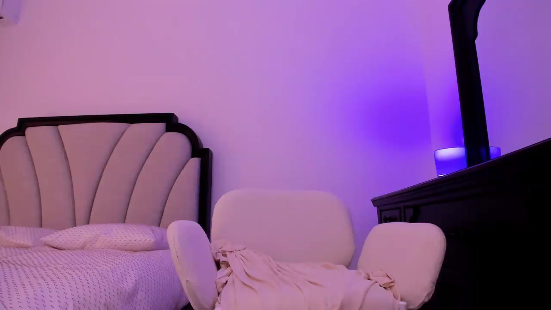 Gallery image thumbnail from Anneexx's myfreecams stream on, 08/21/2026, 14:28 image 18 of 20