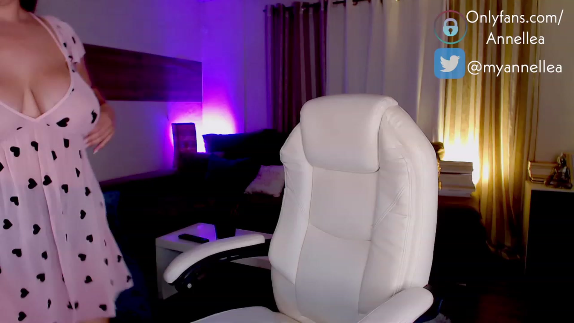 Gallery image thumbnail from Annellea's myfreecams stream on, 12/04/2022, 19:08 image 13 of 20
