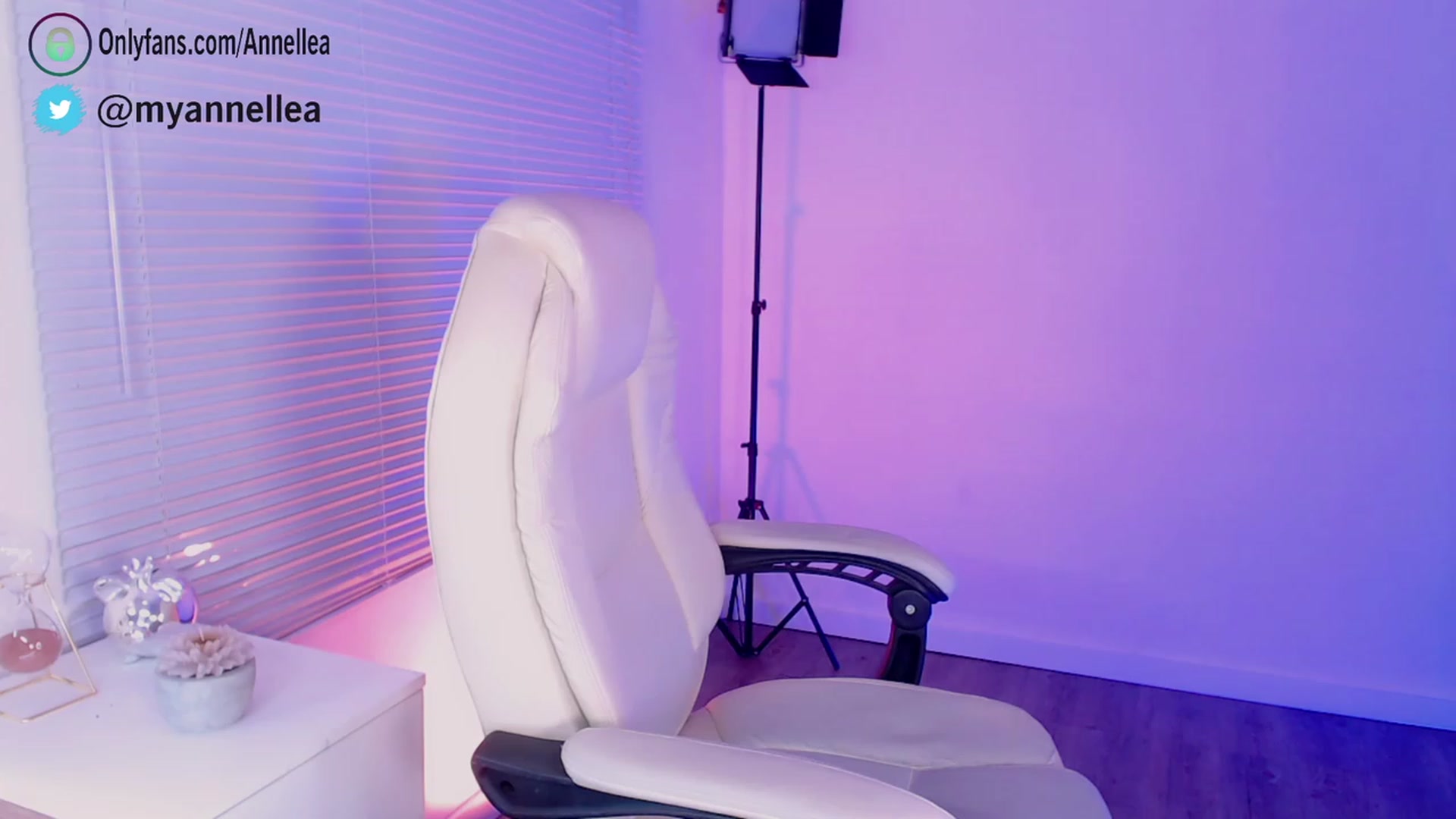 Gallery image thumbnail from Annellea's myfreecams stream on, 04/03/2023, 19:39 image 1 of 20