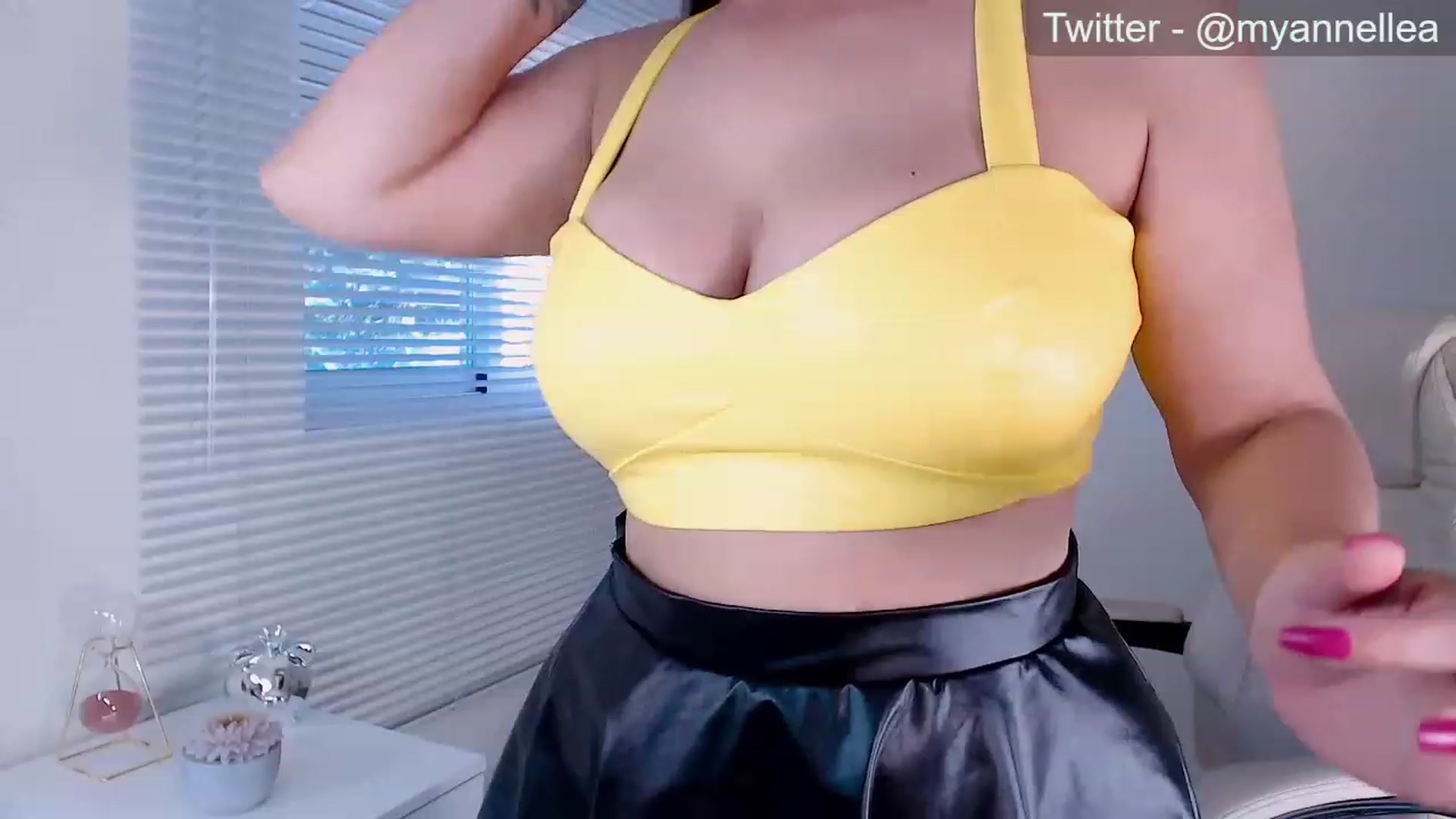 Gallery image thumbnail from Annellea's myfreecams stream on, 04/19/2023, 14:46 image 4 of 20