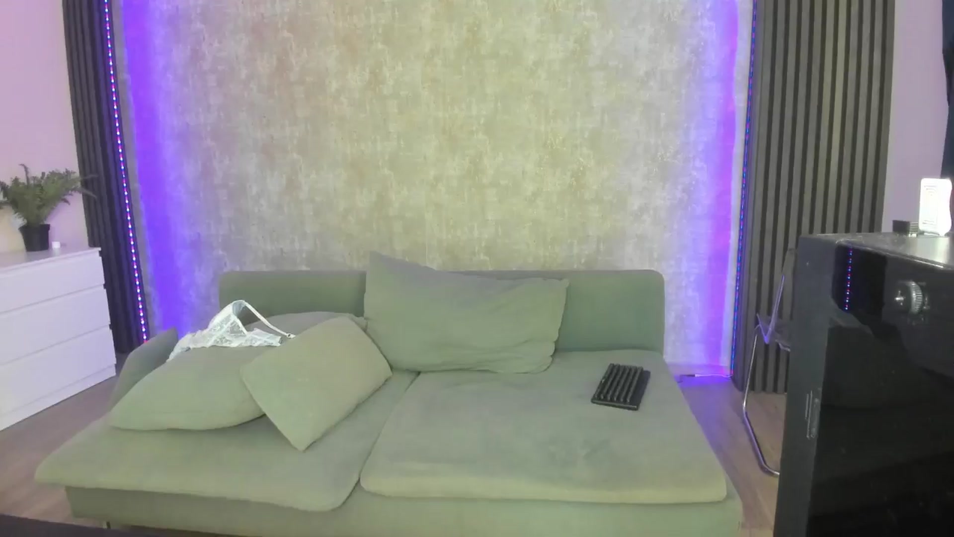 Gallery image thumbnail from Annemeow's myfreecams stream on, 07/06/2025, 12:15 image 7 of 20