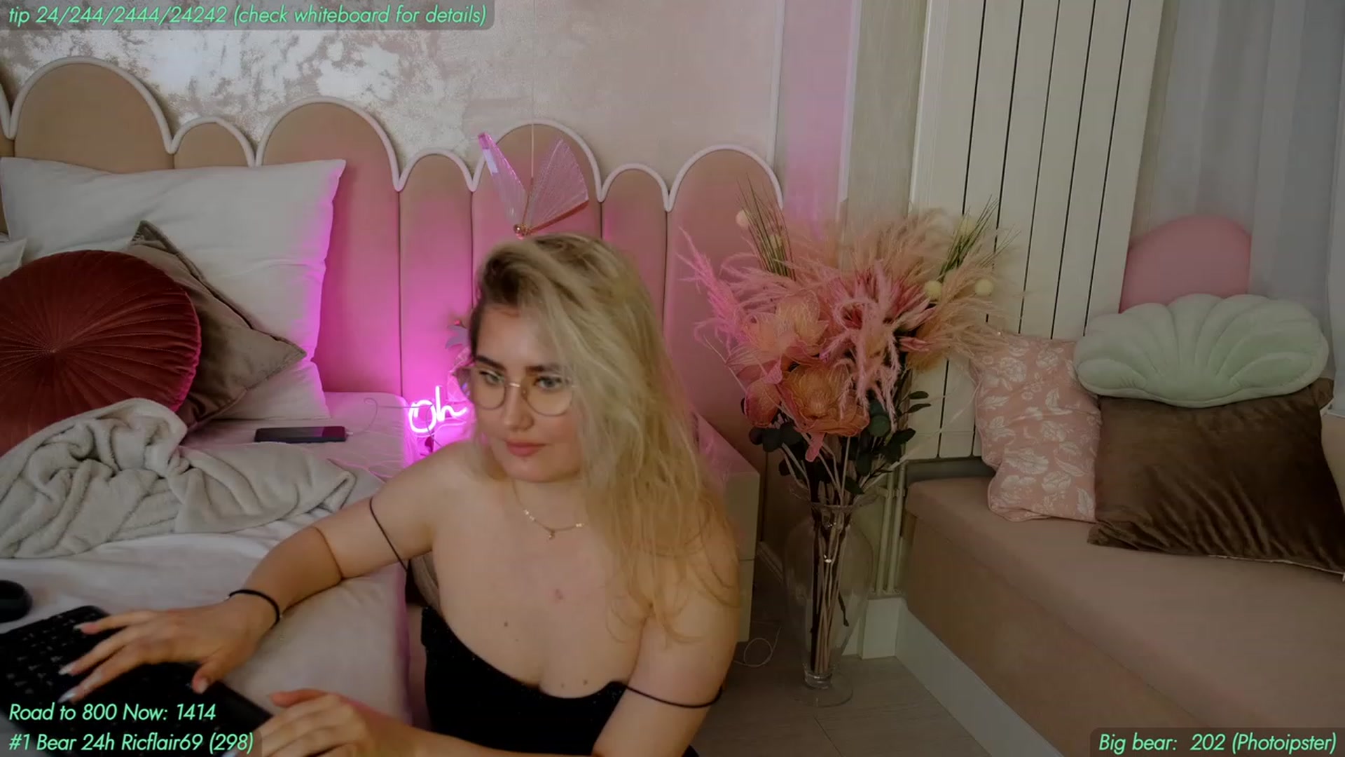 Gallery image thumbnail from AnnieKarrera1's myfreecams stream on, 04/20/2023, 15:15 image 17 of 20