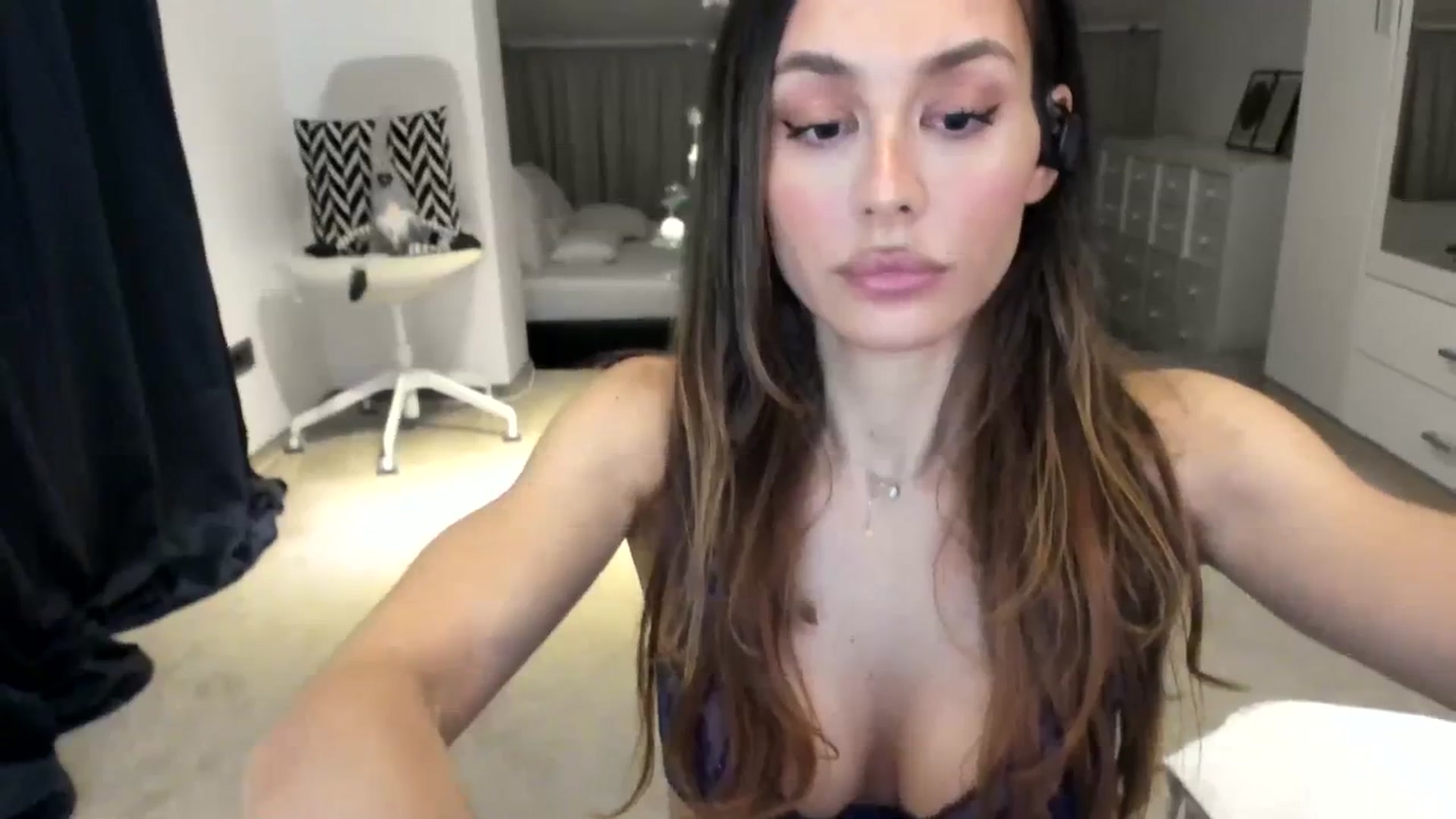 Gallery image thumbnail from AnnieRose__'s myfreecams stream on, 12/19/2023, 04:56 image 4 of 20