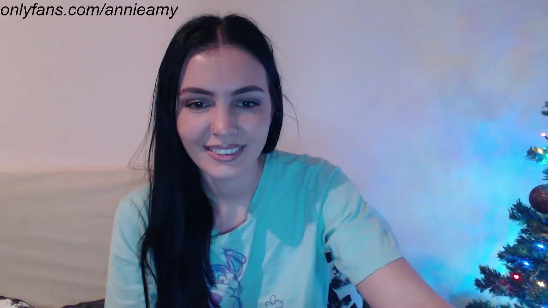 Gallery image thumbnail from Annie_Amy's myfreecams stream on, 12/19/2022, 15:16 image 9 of 20