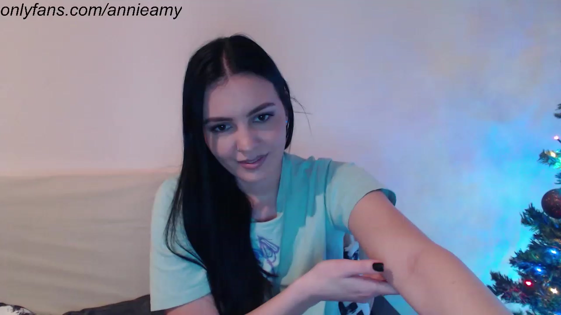 Gallery image thumbnail from Annie_Amy's myfreecams stream on, 12/19/2022, 15:16 image 8 of 20
