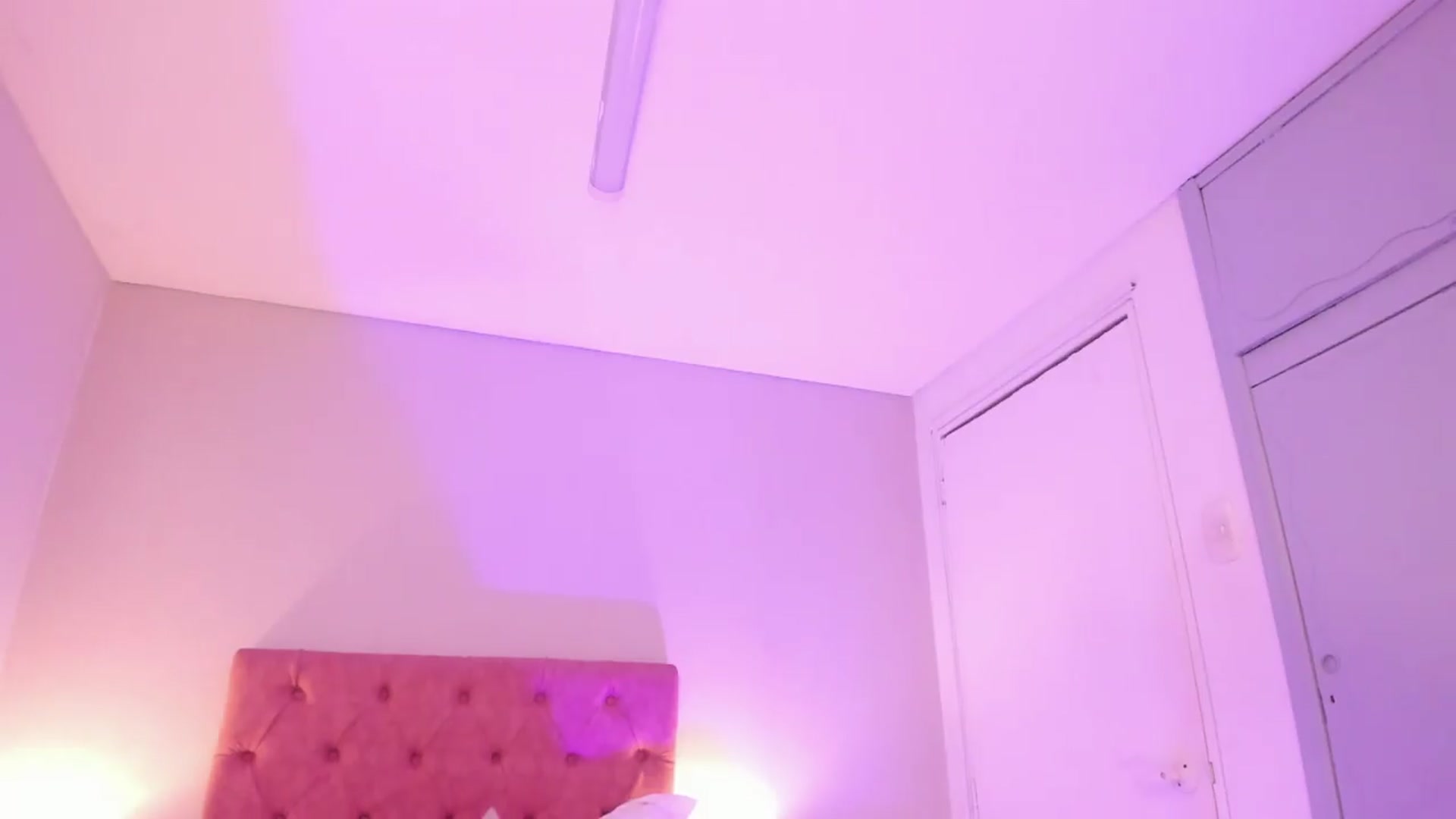 Gallery image thumbnail from Anniesclub's myfreecams stream on, 05/29/2026, 03:32 image 19 of 20