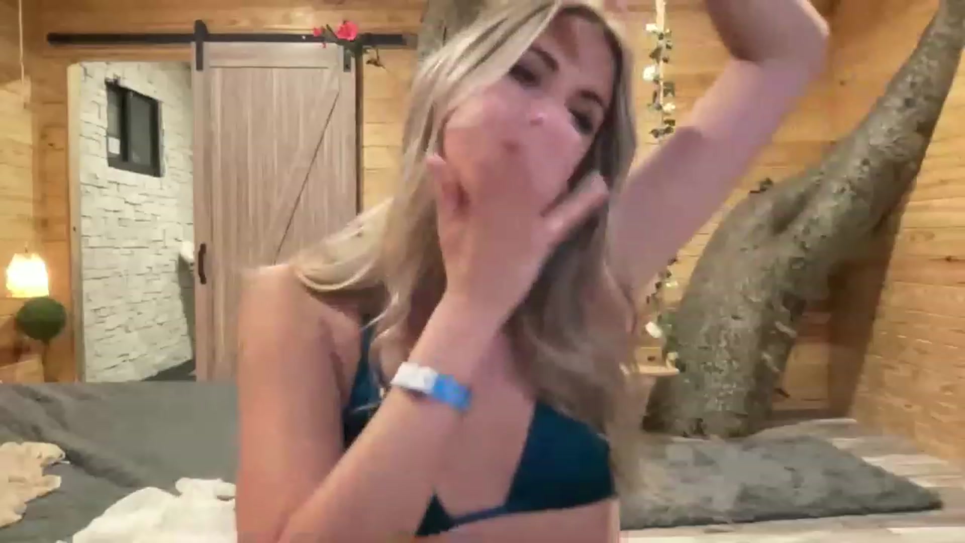 Gallery image thumbnail from AnnikaScott's myfreecams stream on, 05/17/2023, 04:44 image 16 of 20