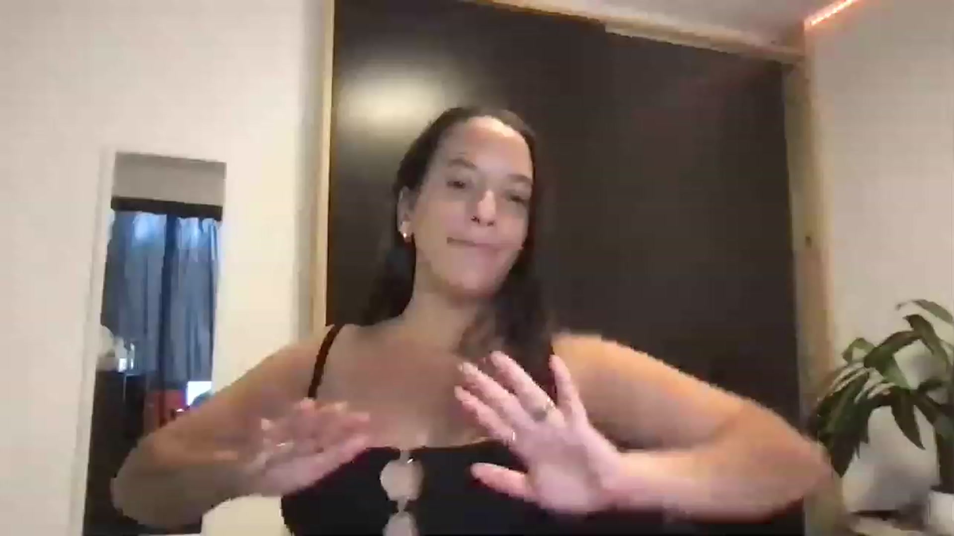 Gallery image thumbnail from AnnisRoom's myfreecams stream on, 07/17/2023, 23:35 image 15 of 20