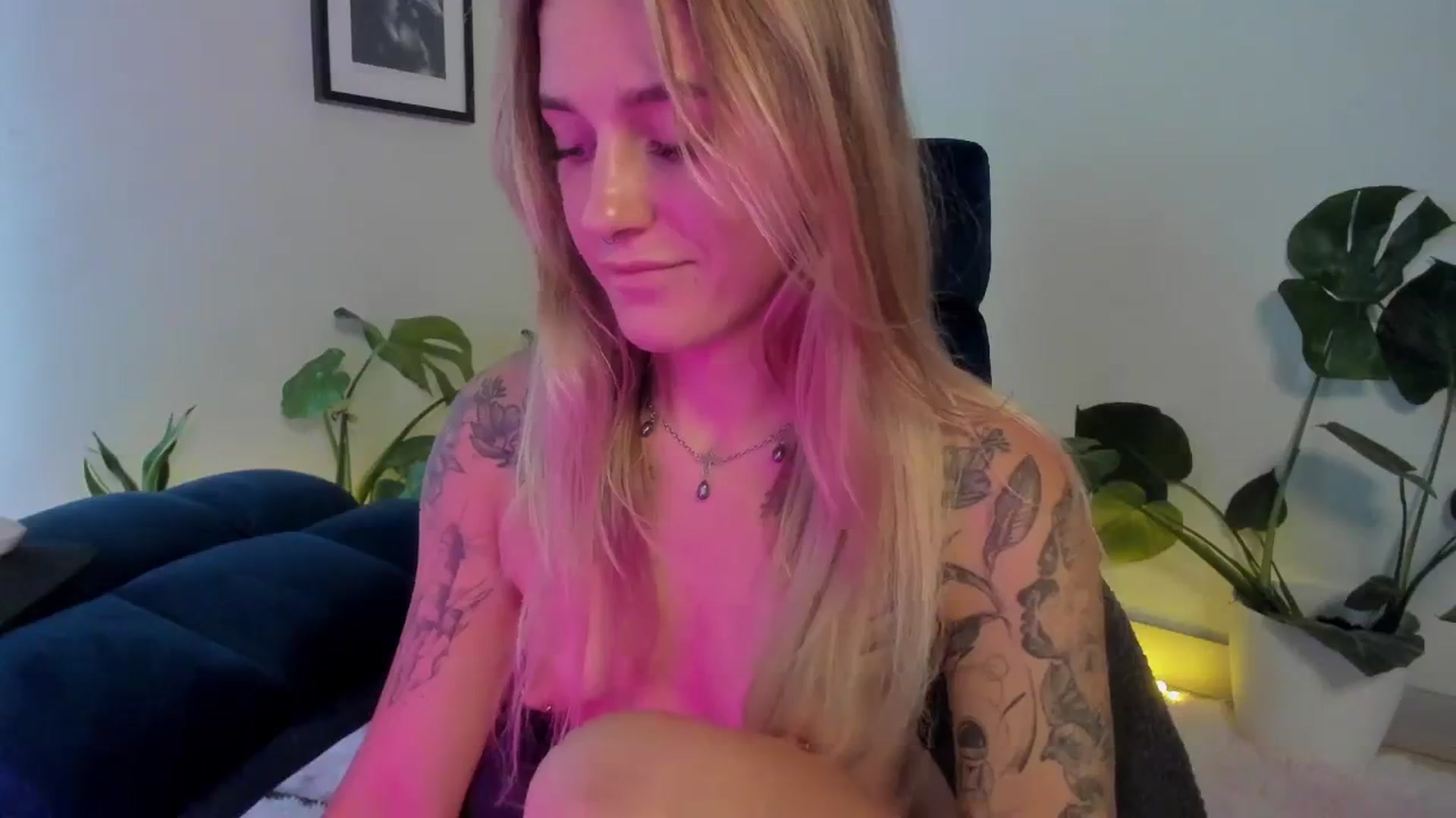 Gallery image thumbnail from Annjoy's myfreecams stream on, 10/08/2023, 09:20 image 3 of 20