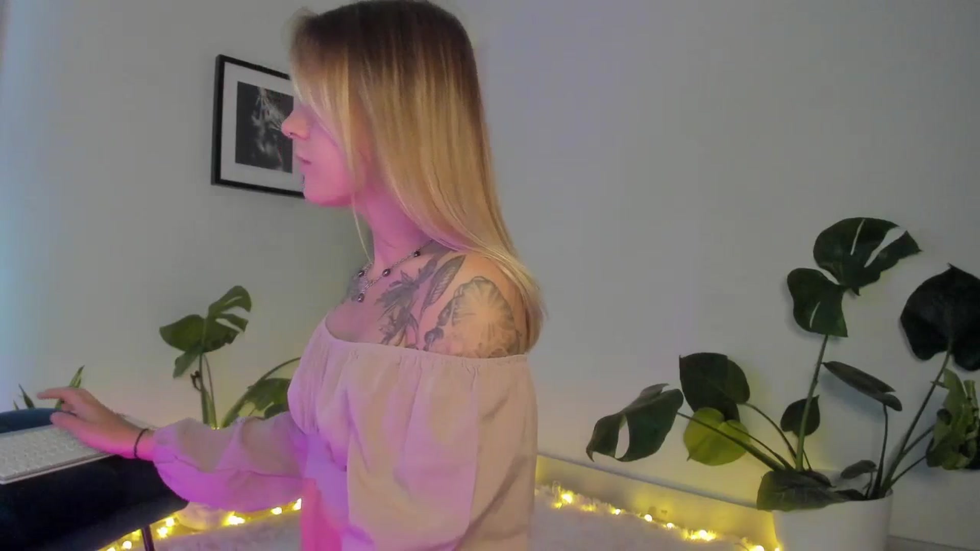 Gallery image thumbnail from Annjoy's myfreecams stream on, 10/21/2023, 08:13 image 9 of 20