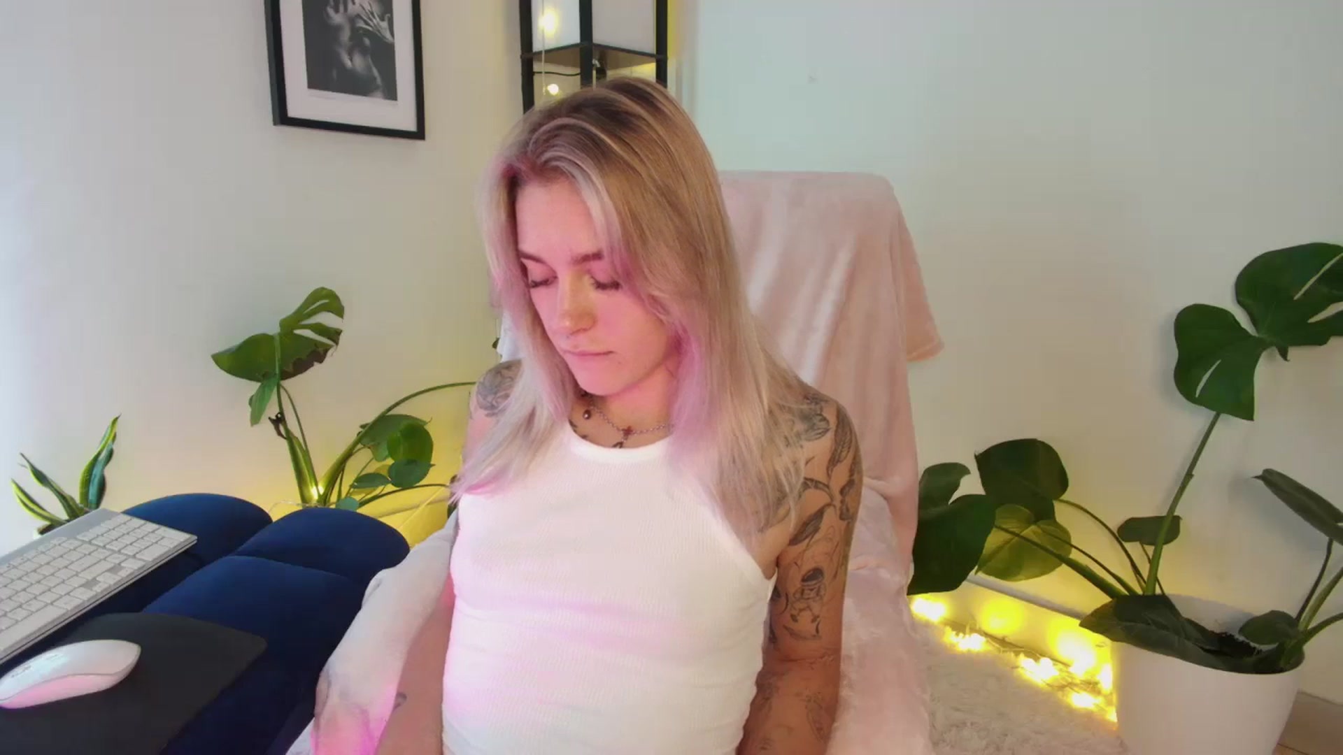 Gallery image thumbnail from Annjoy's myfreecams stream on, 10/27/2023, 10:27 image 3 of 20