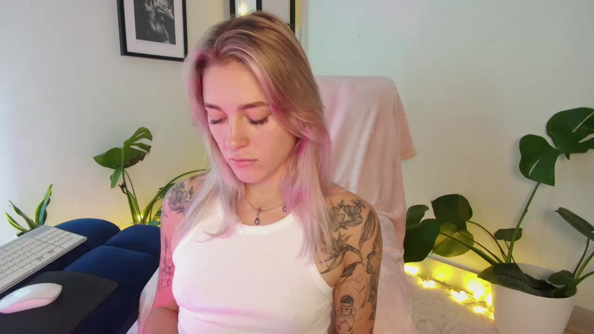 Gallery image thumbnail from Annjoy's myfreecams stream on, 10/27/2023, 10:27 image 2 of 20