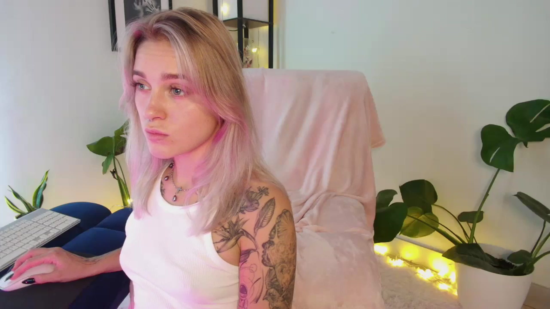 Gallery image thumbnail from Annjoy's myfreecams stream on, 10/27/2023, 10:27 image 4 of 20