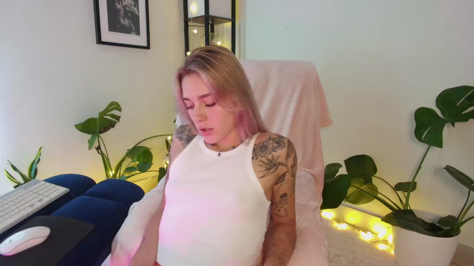 Gallery image thumbnail from Annjoy's myfreecams stream on, 10/27/2023, 10:27 image 1 of 20
