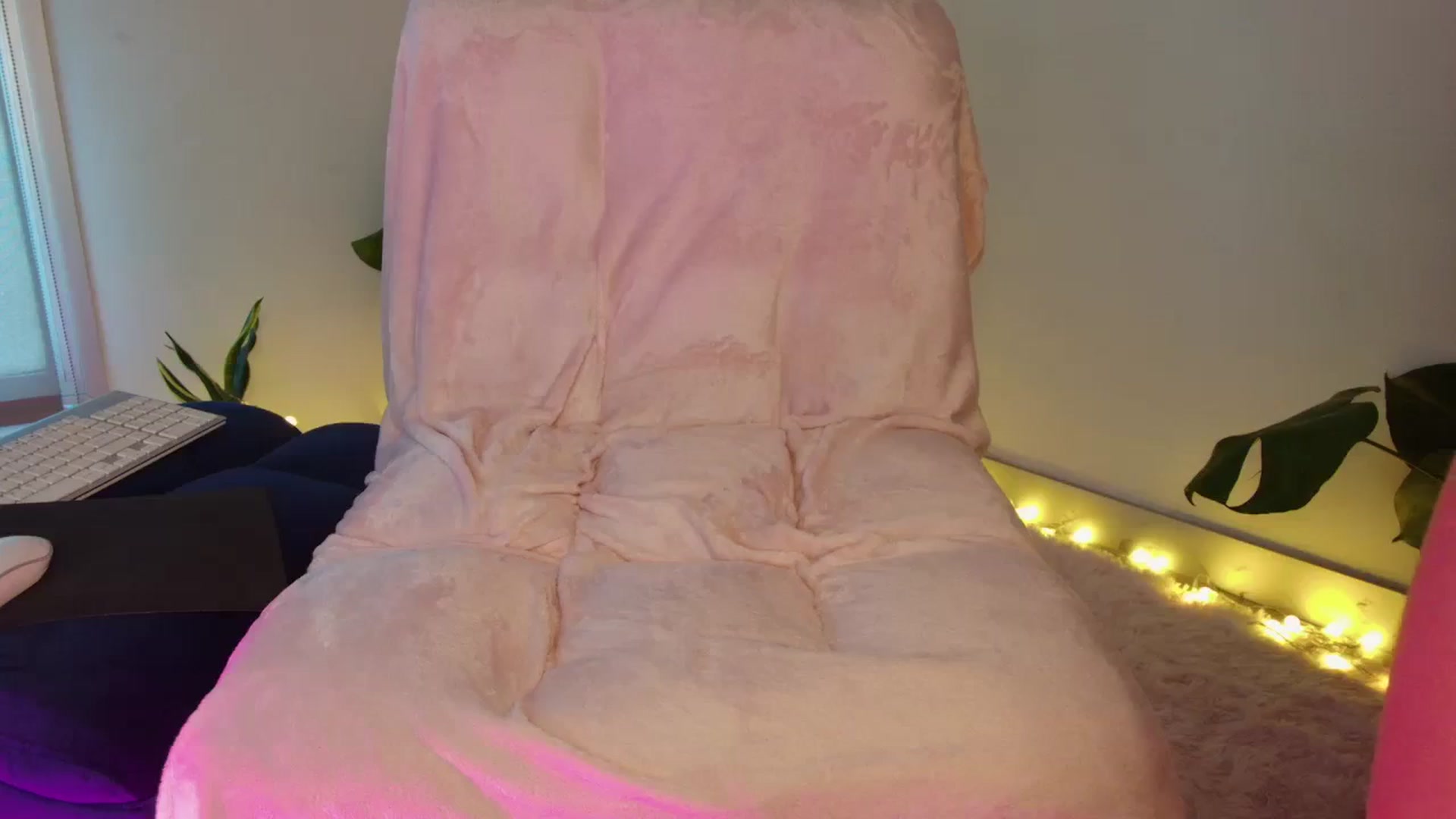Gallery image thumbnail from Annjoy's myfreecams stream on, 10/28/2023, 07:43 image 15 of 20
