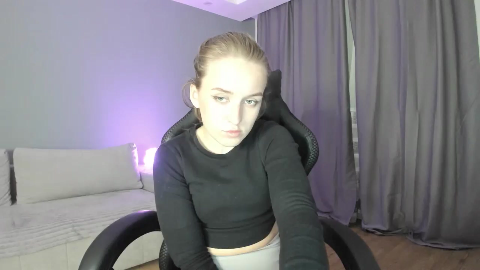 Gallery image thumbnail from AnnyFourse's myfreecams stream on, 01/02/2025, 18:09 image 19 of 20